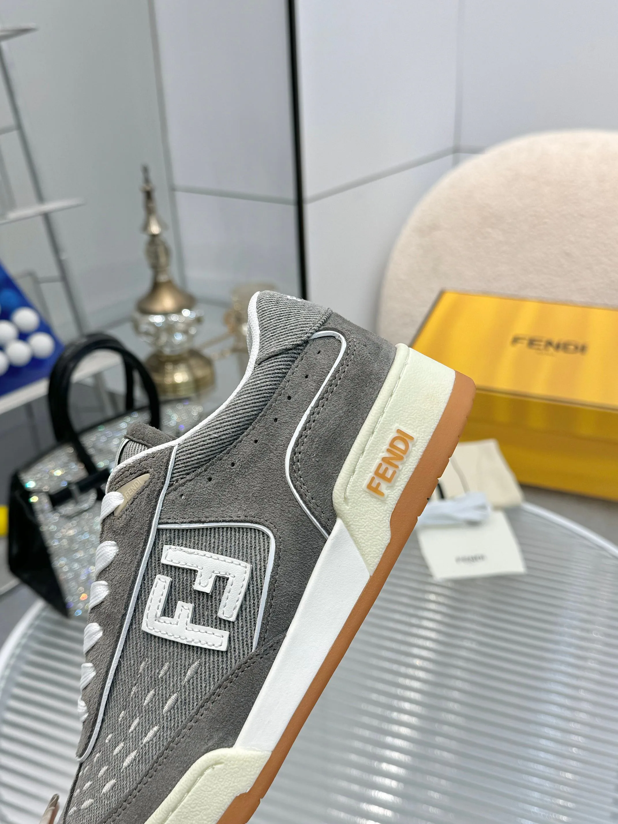 Кроссовки Женские Fendi 23574