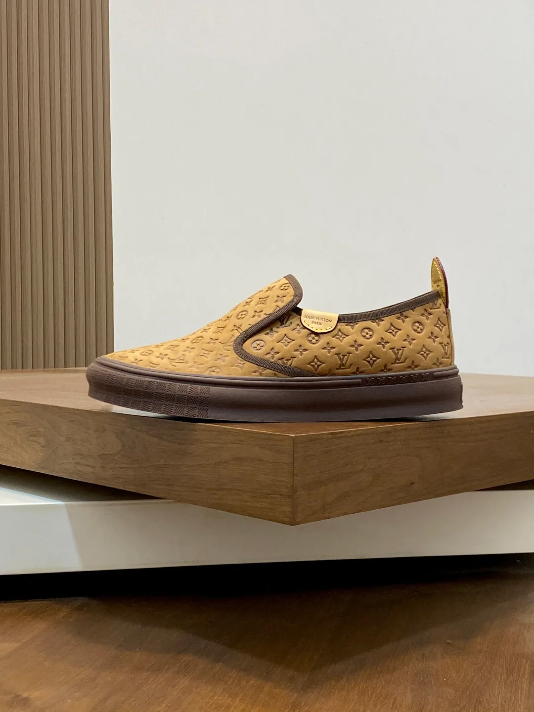 Кроссовки Мужские Louis Vuitton 18707536