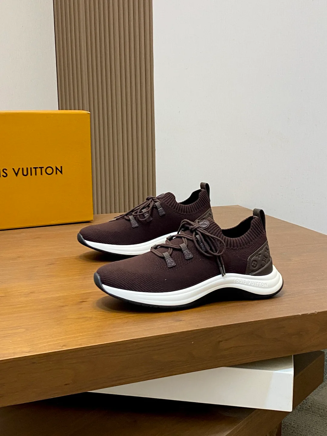 Кроссовки Женские Louis Vuitton 18749230