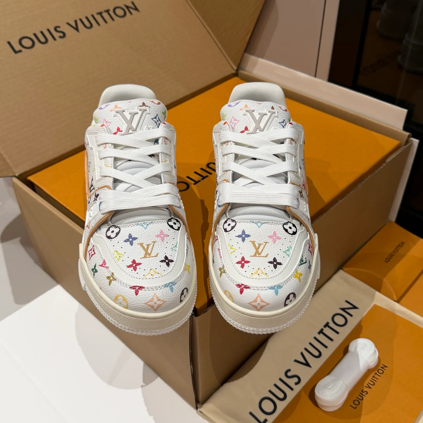 Кроссовки Женские Louis Vuitton 18121549