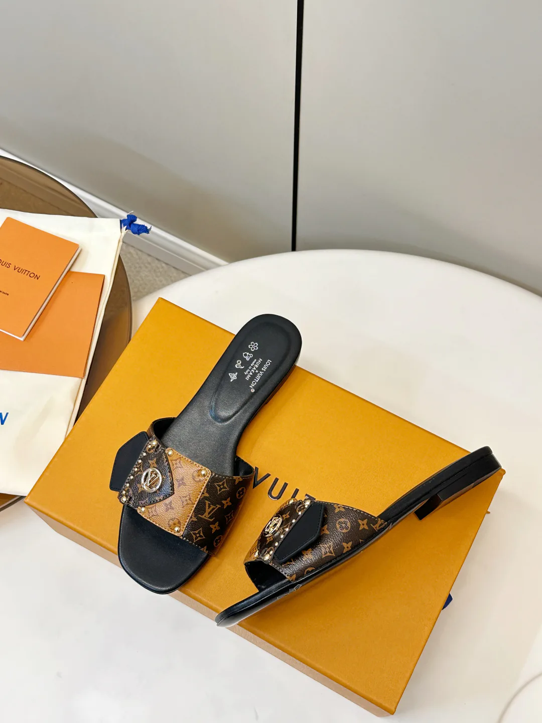 Шлепанцы Женские Louis Vuitton 12338559