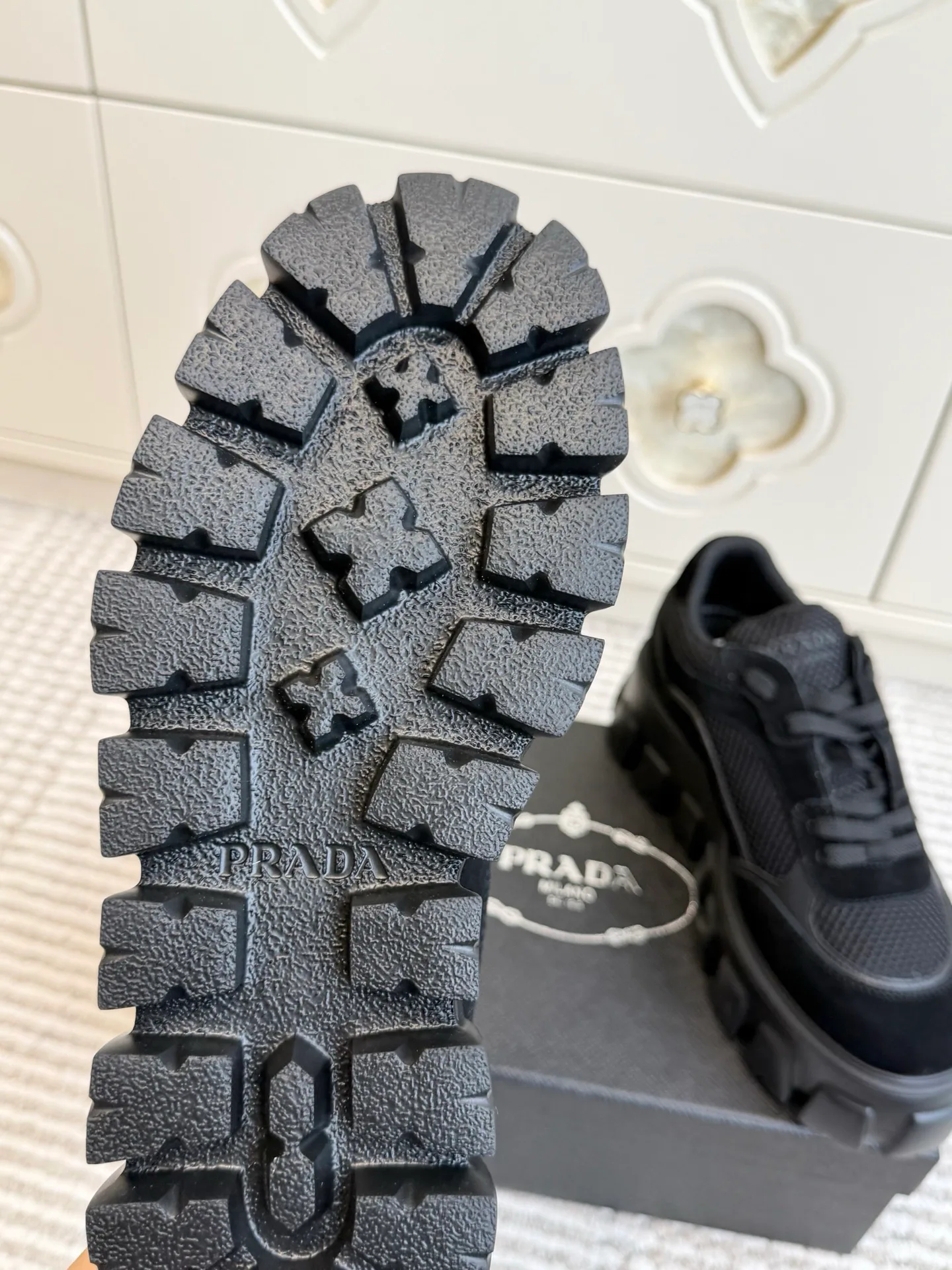 Кроссовки Женские Prada 18261279