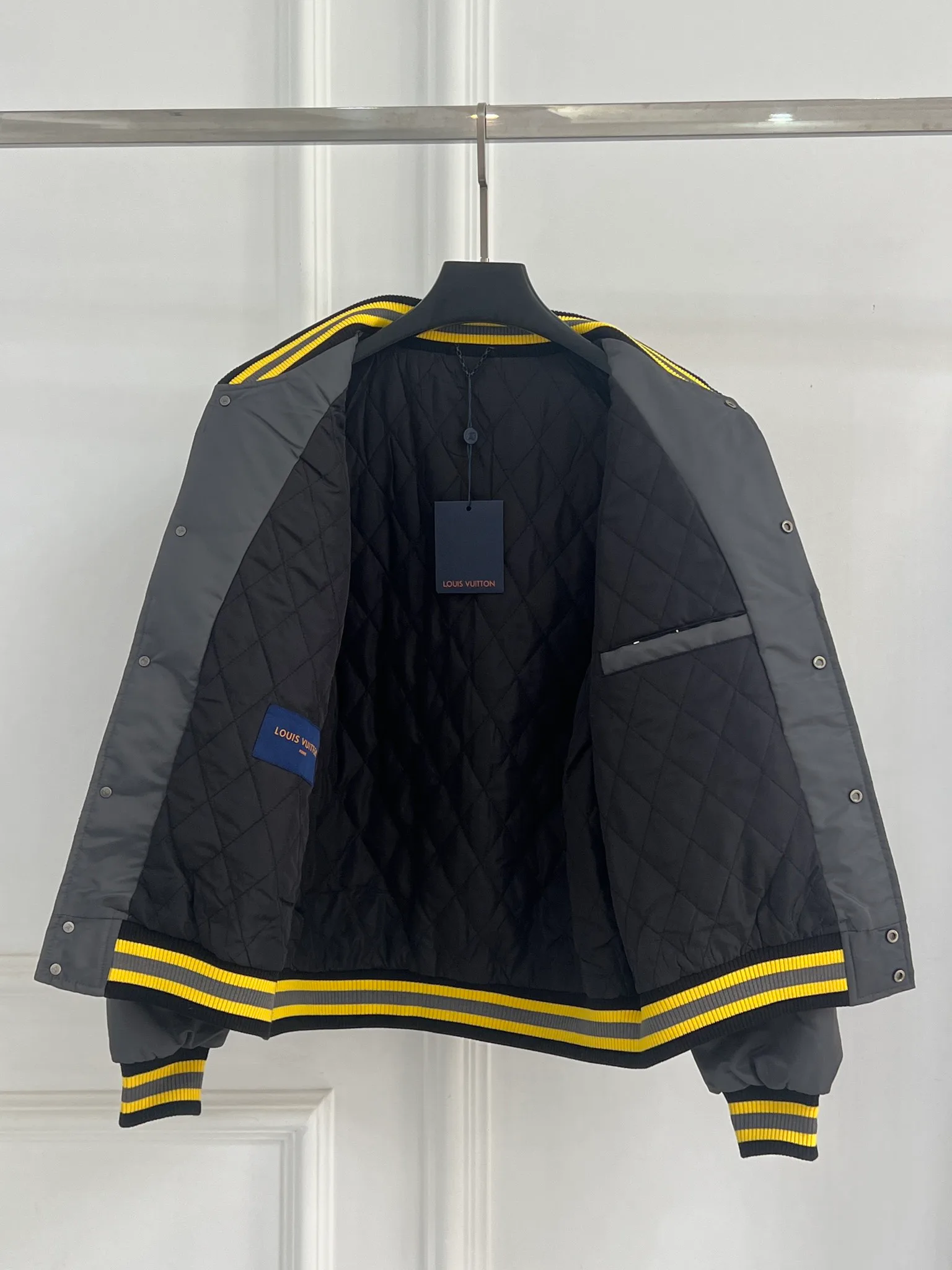 Куртки И Пуховики Женские Louis Vuitton 12842565