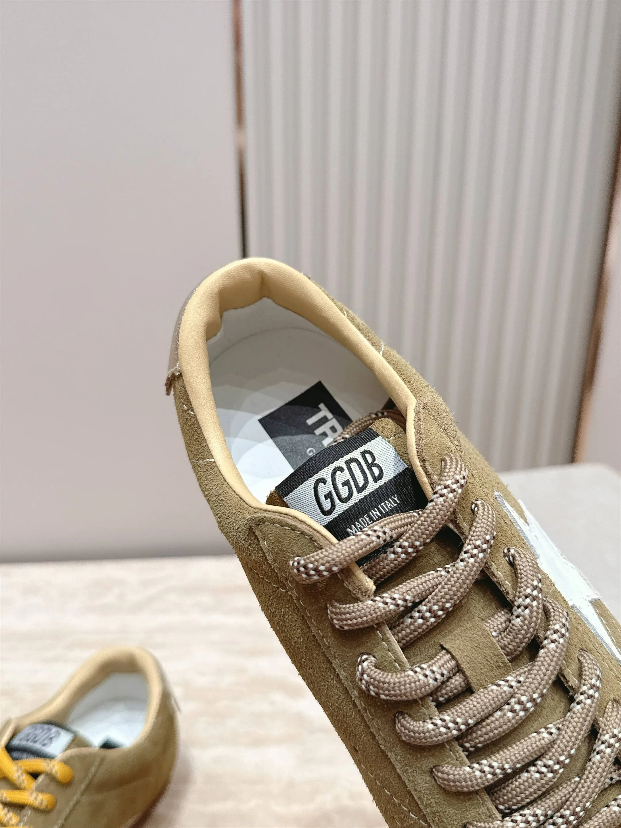 Кроссовки Женские Golden Goose 18420764