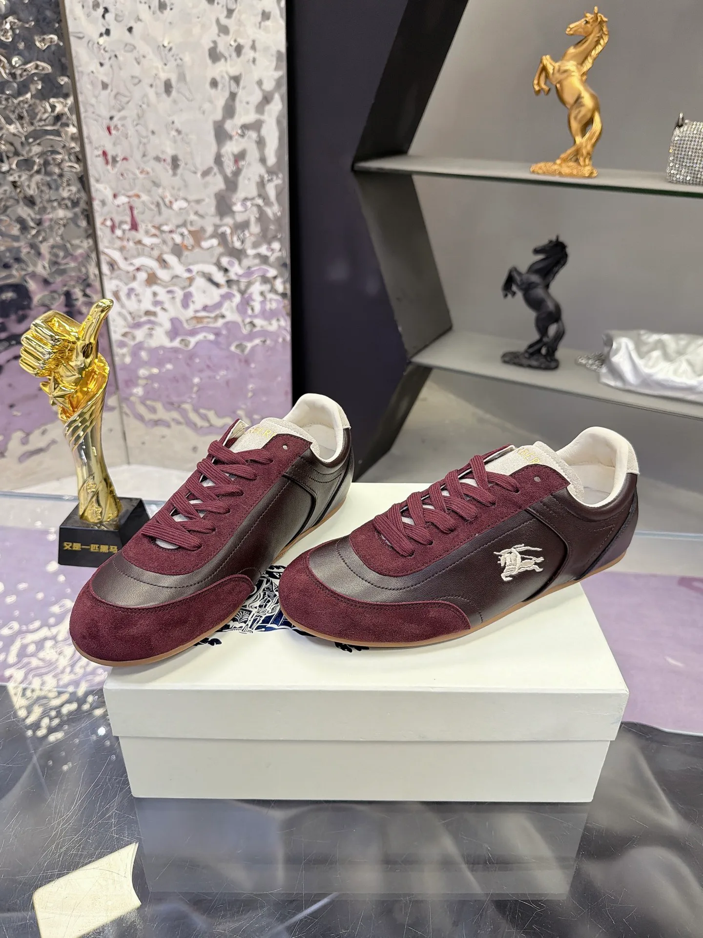Кроссовки Женские Burberry 18025571