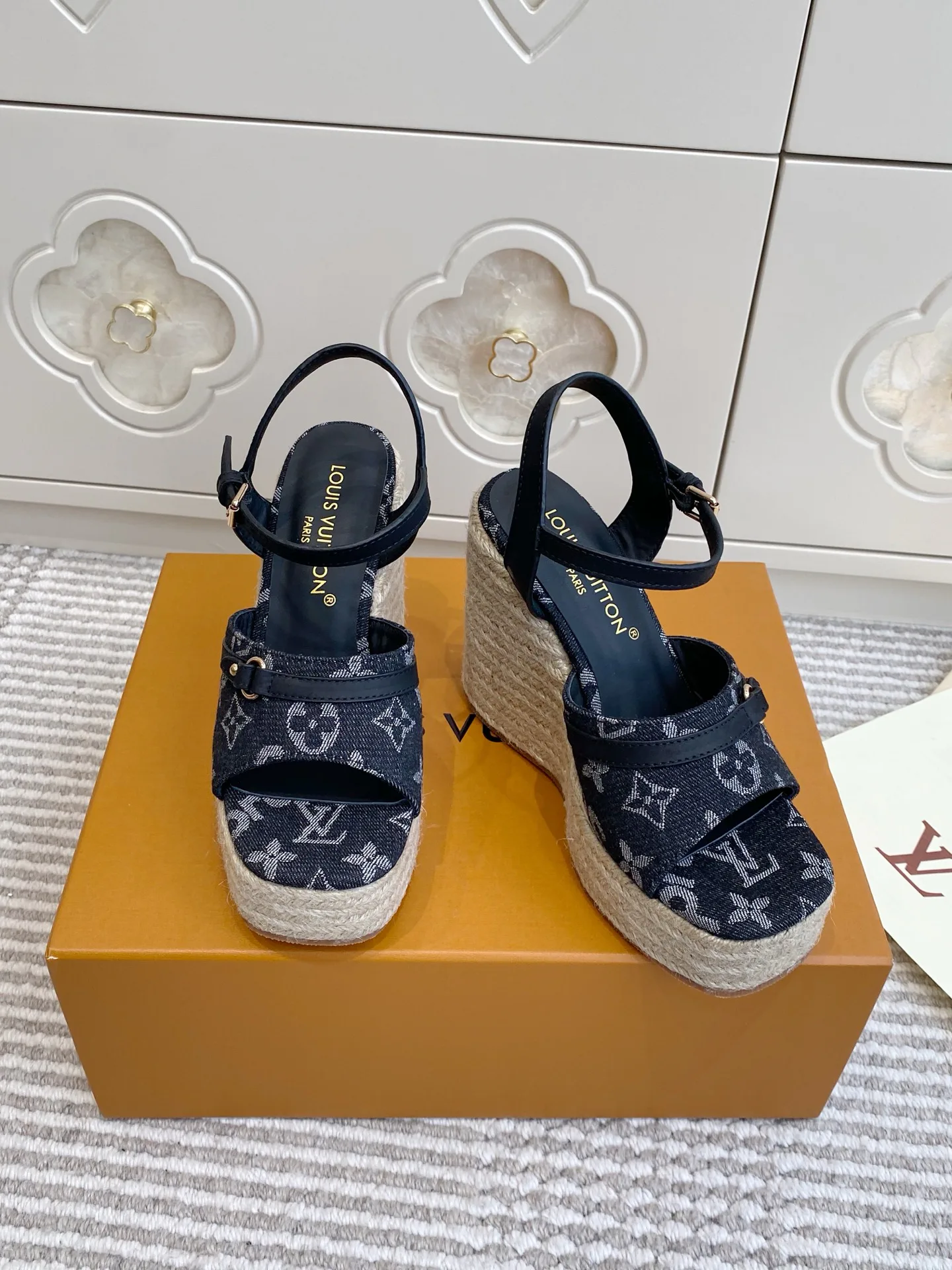 Босоножки Женские Louis Vuitton 12779850