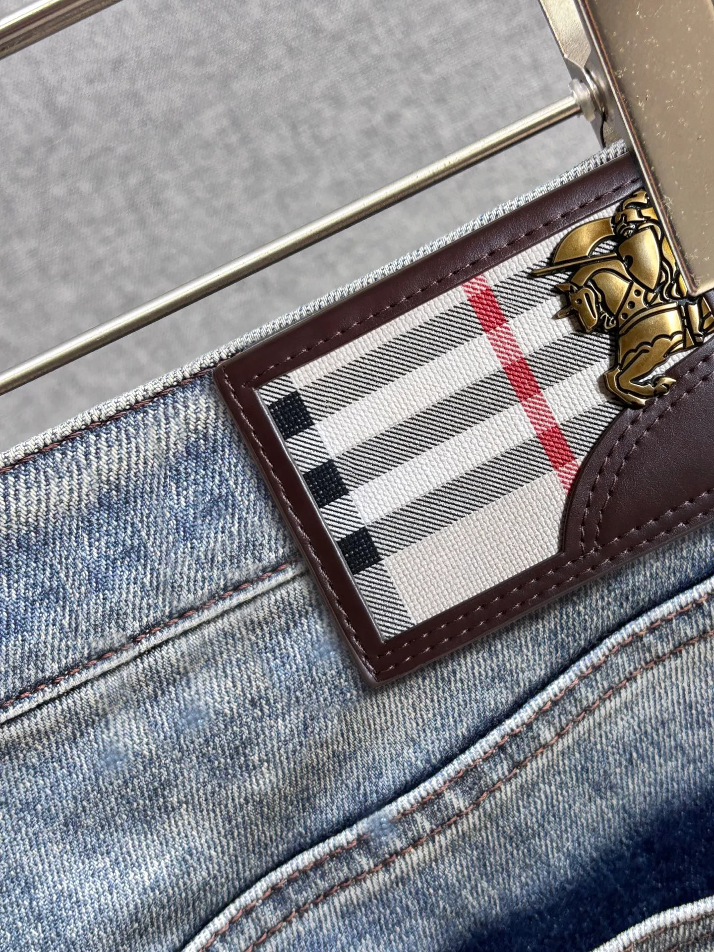 Джинсы Мужские Burberry 18097856