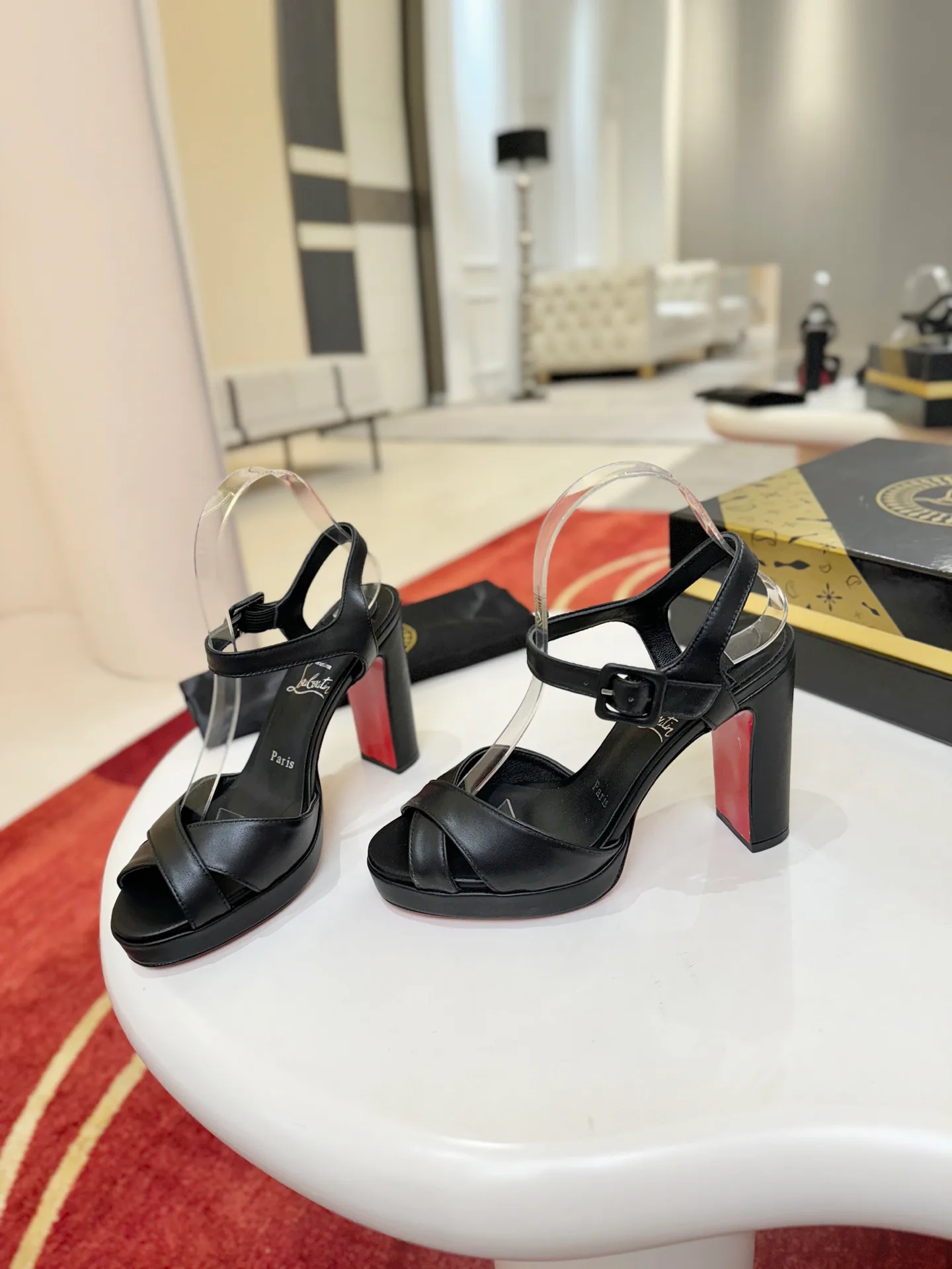 Босоножки Женские Christian Louboutin 18821531