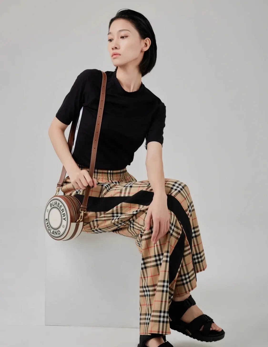 Брюки Женские Burberry 11358101