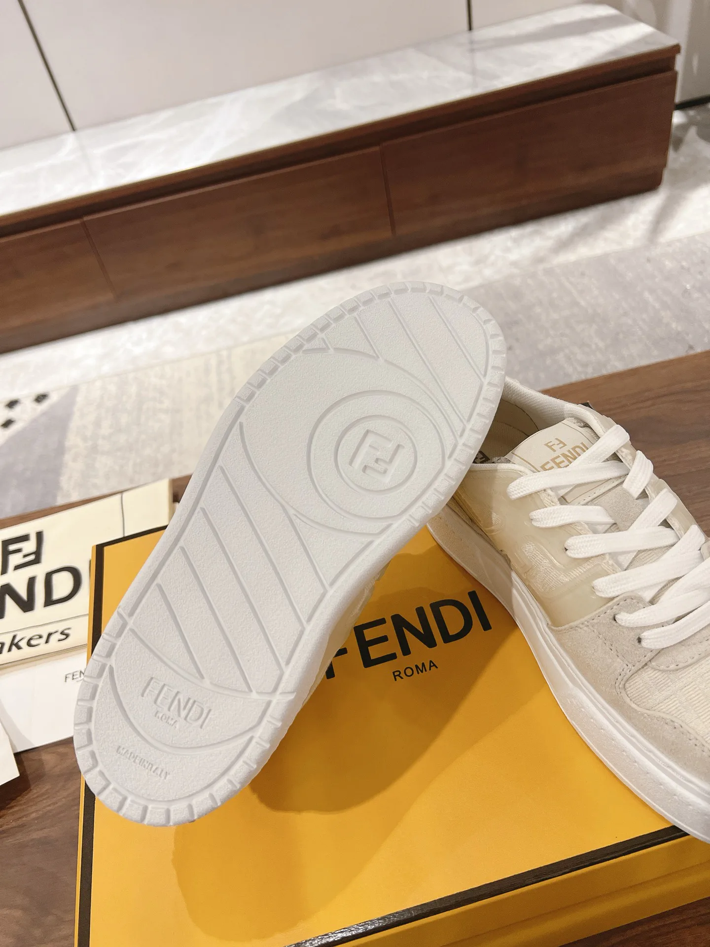 Кроссовки Женские Fendi 18219637