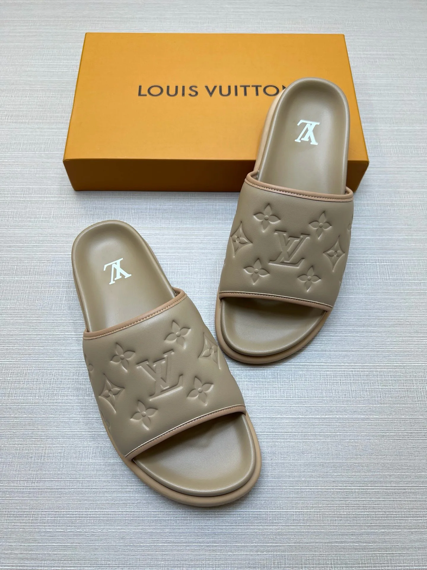 Шлепанцы Женские Louis Vuitton 18011806