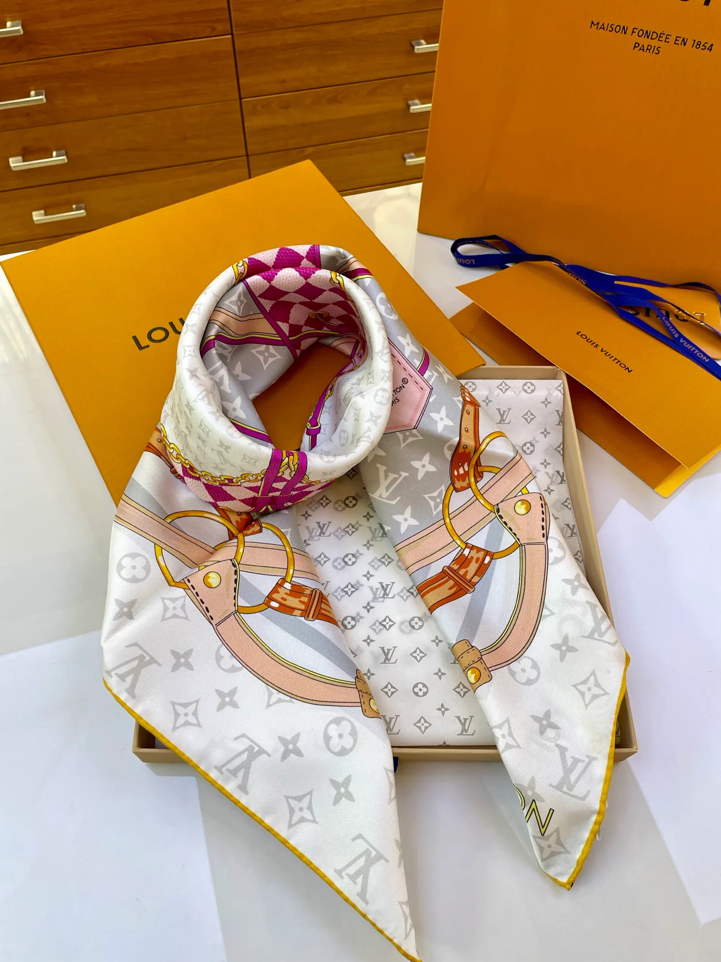 Платки Louis Vuitton 1981404