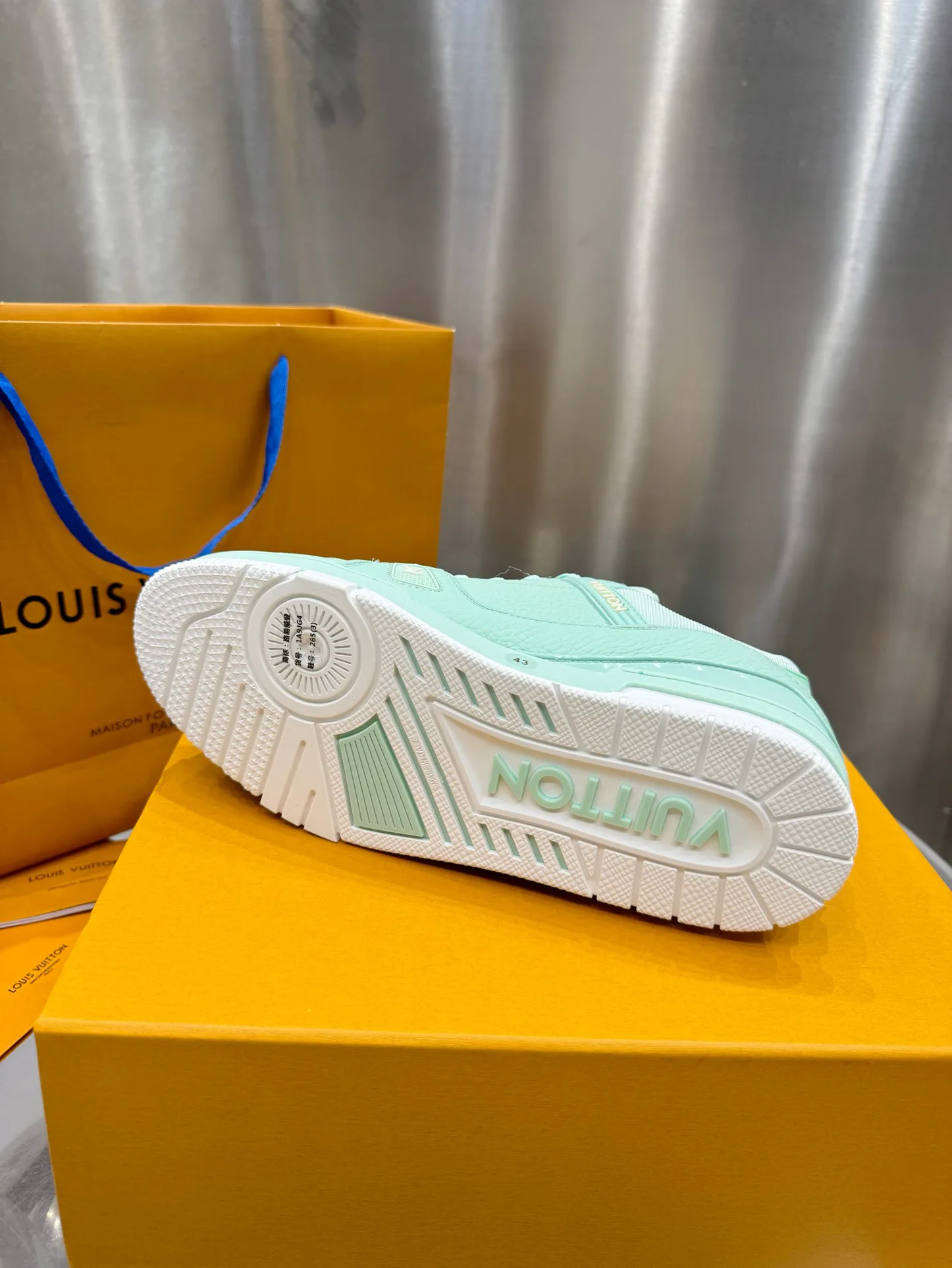 Кроссовки Женские Louis Vuitton 19073370