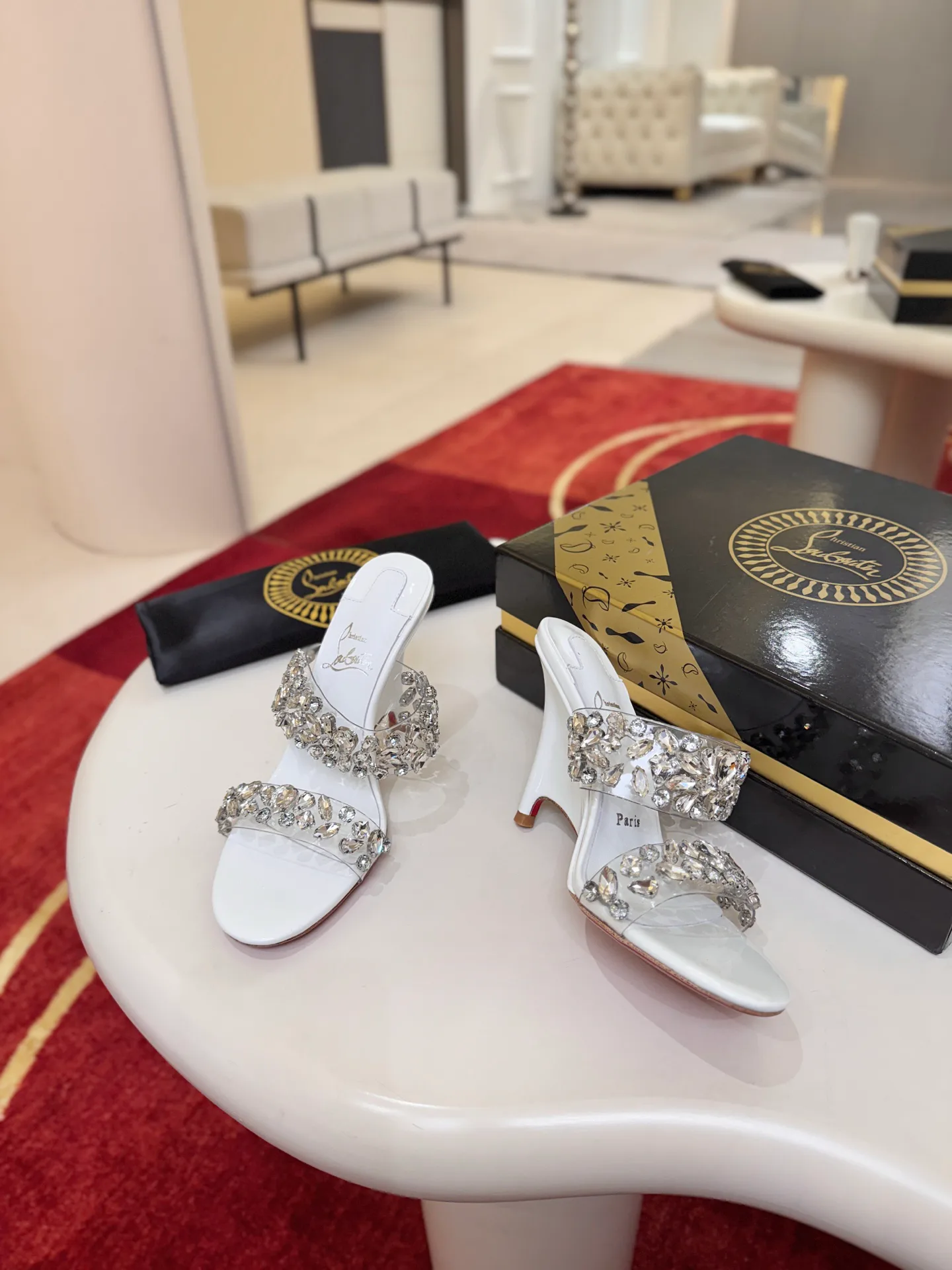 Босоножки Женские Christian Louboutin 18549159