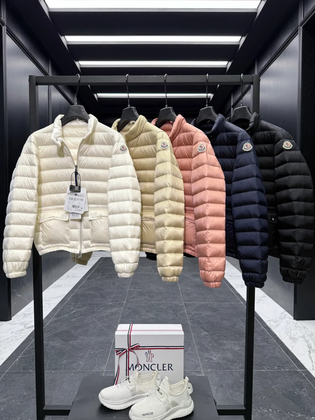 Куртки И Пуховики Женские Moncler 19859638