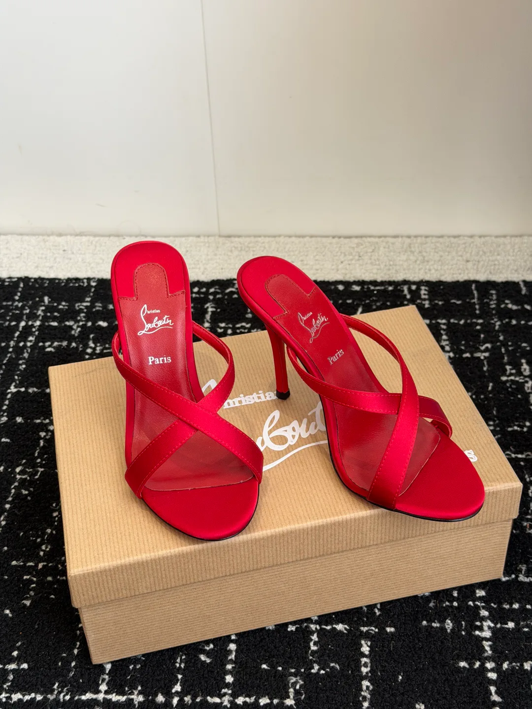 Босоножки Женские Christian Louboutin 17936545