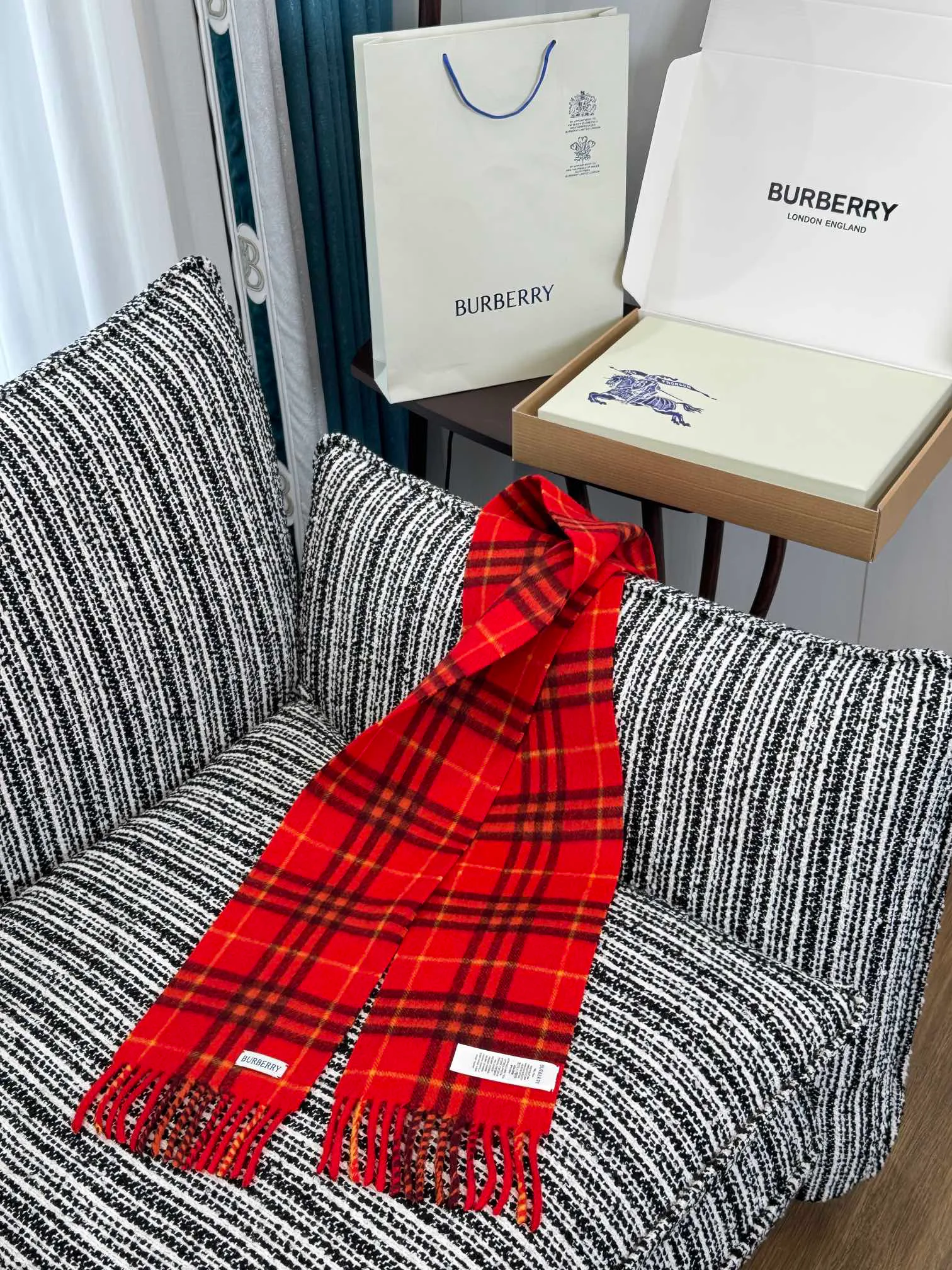 Шарфы Burberry 18287396
