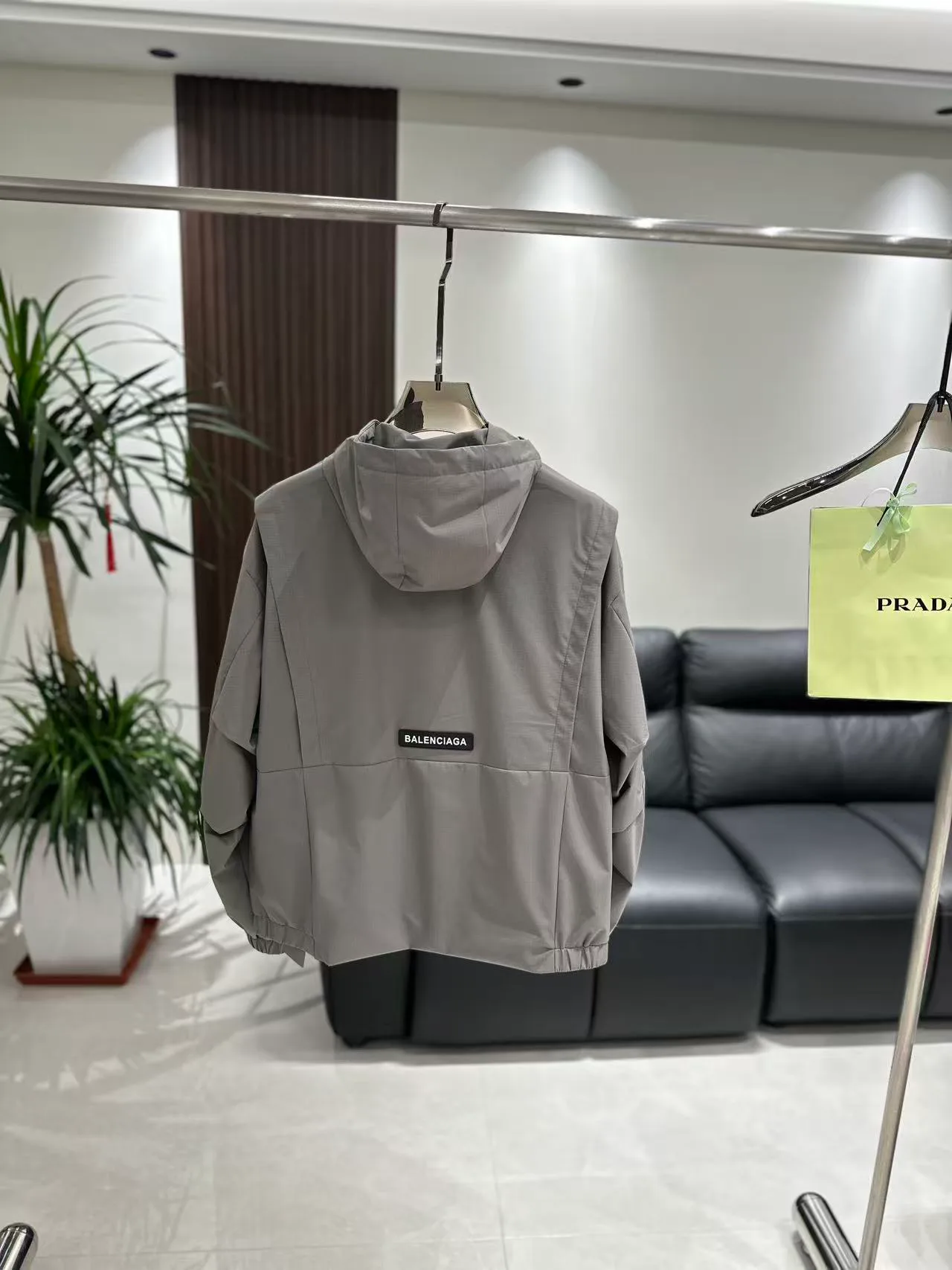 Куртки И Пуховики Женские Balenciaga 17944124