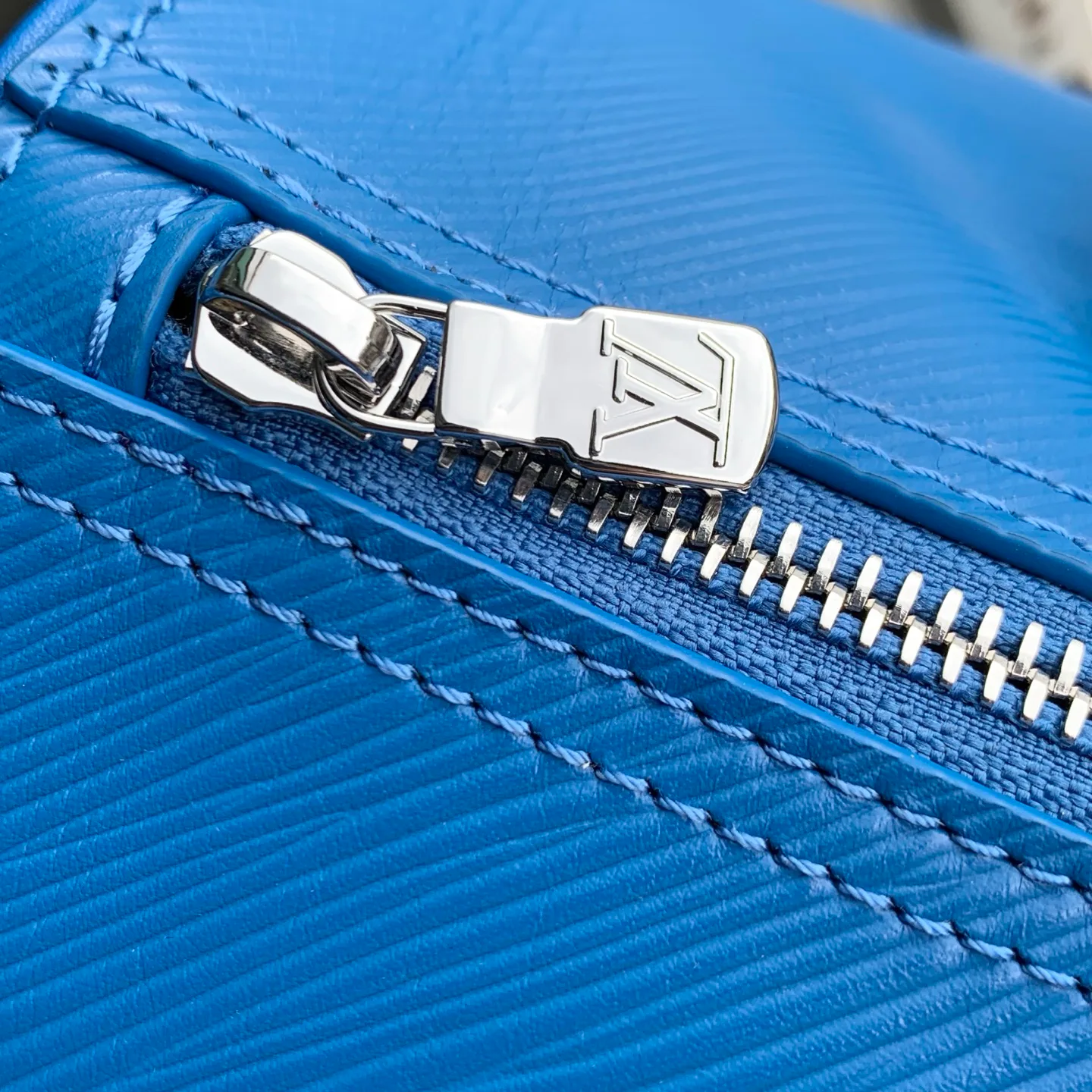 Классические Сумки Женские Louis Vuitton 18147549
