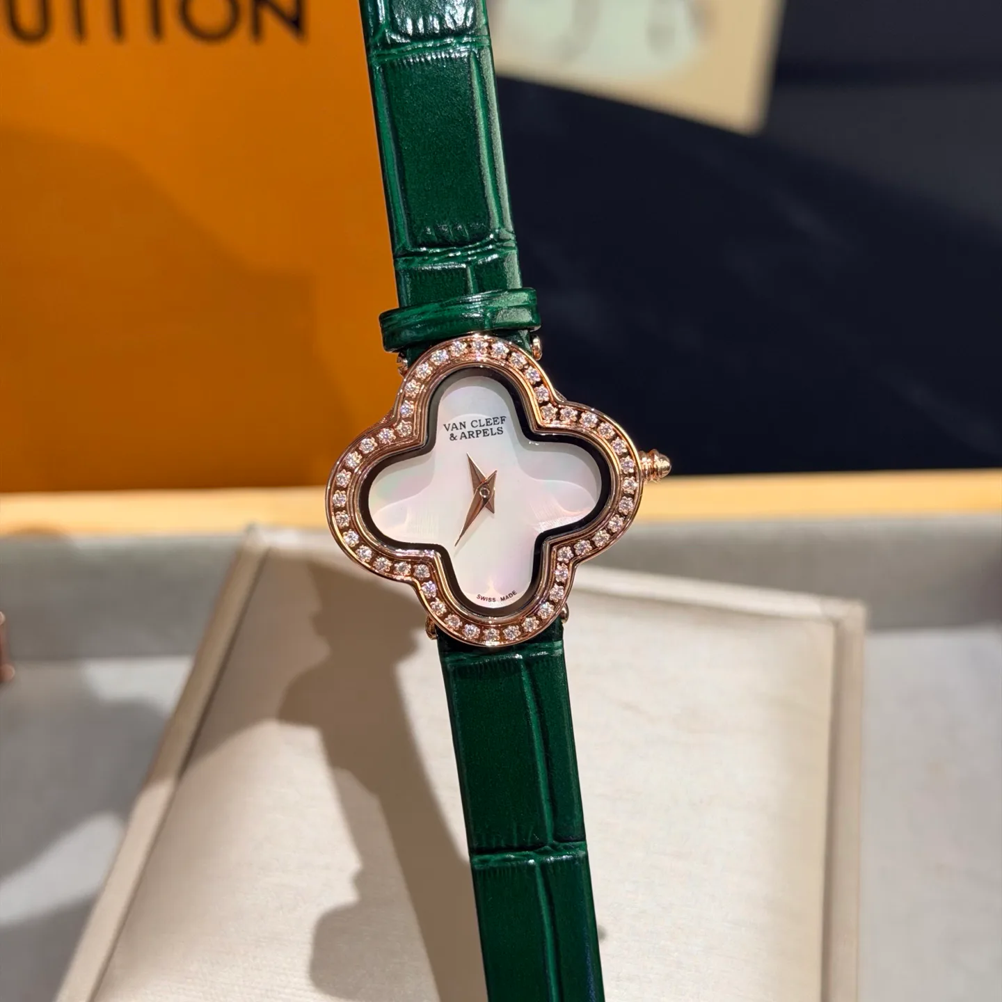 Часы Женские Van Cleef & Arpels 18362058