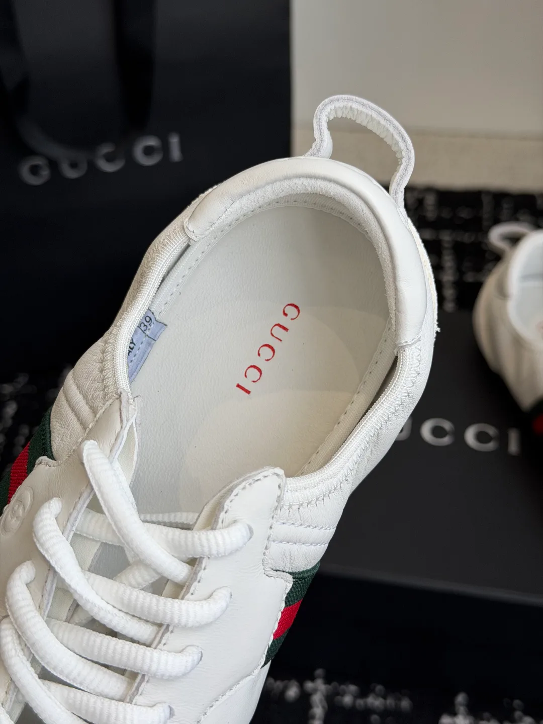 Кроссовки Женские Gucci 18121098