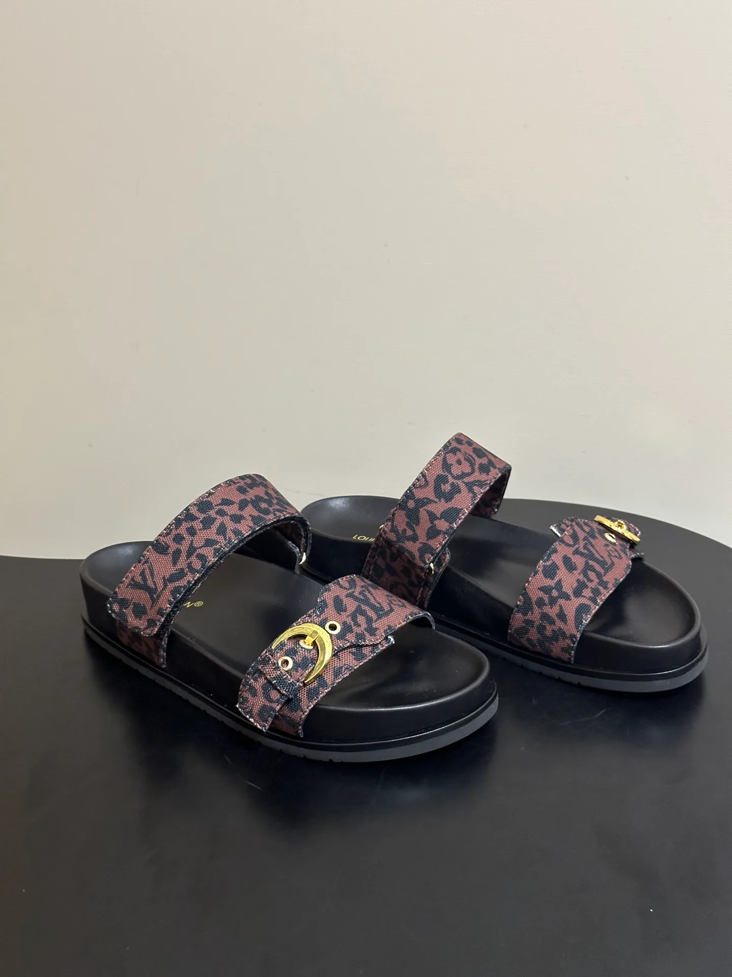 Шлепанцы Женские Louis Vuitton 14411910