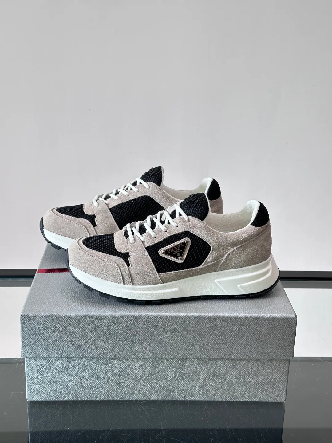 Кроссовки Женские Prada 18102647