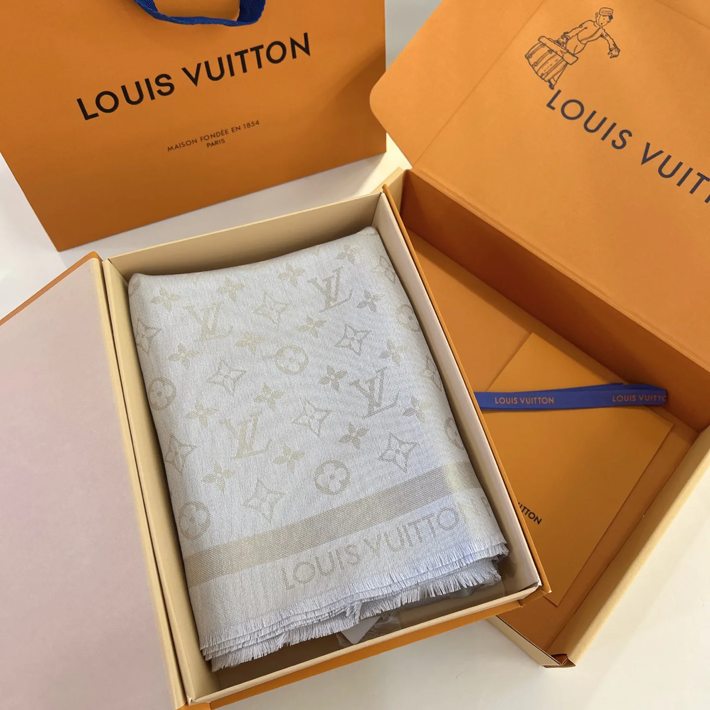 Шарфы Louis Vuitton 18267550