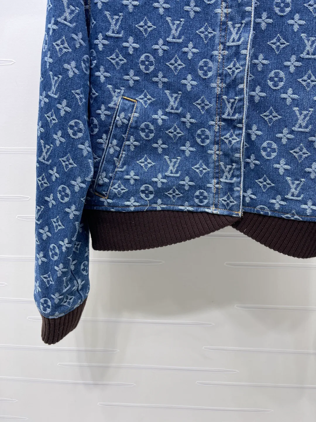 Куртки И Пуховики Женские Louis Vuitton 18437137