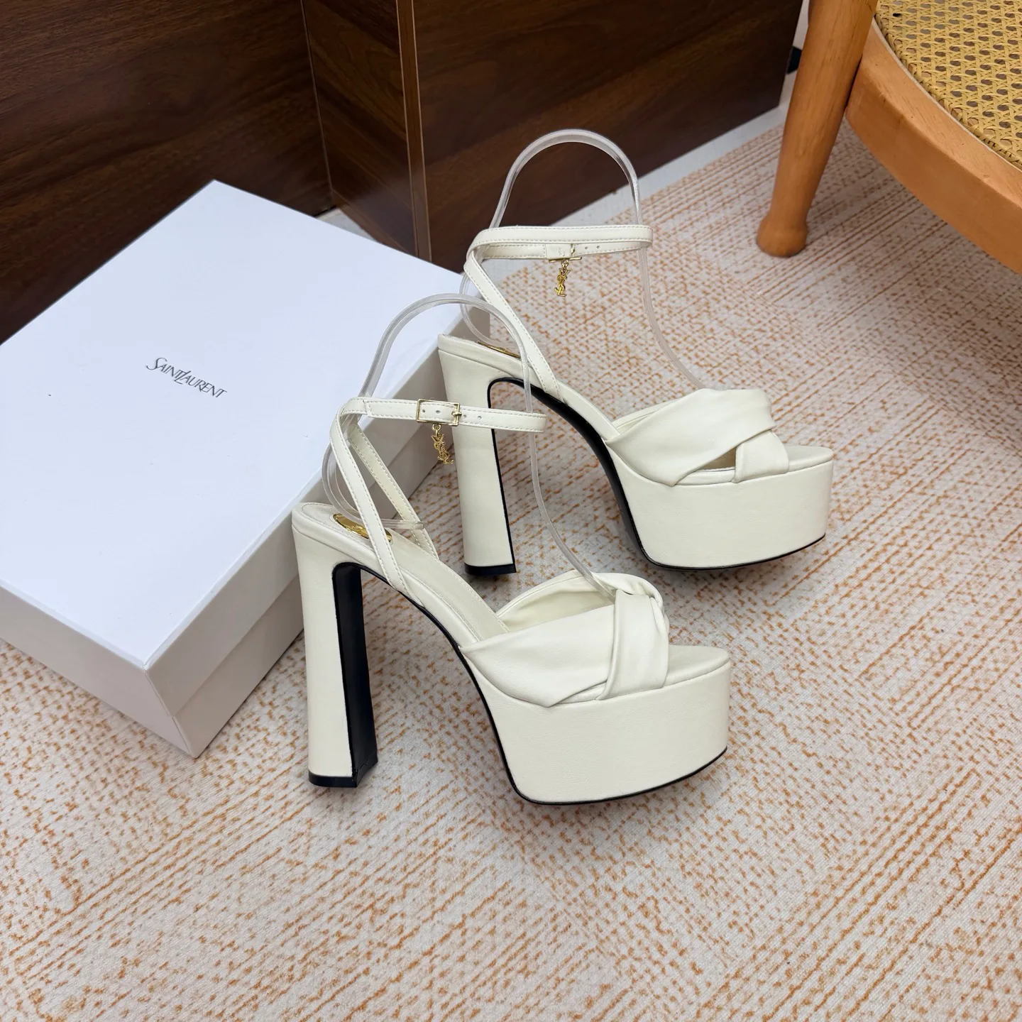 Босоножки Женские Saint Laurent 18104669