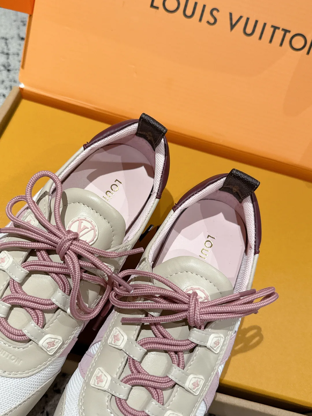 Кроссовки Женские Louis Vuitton 18409709