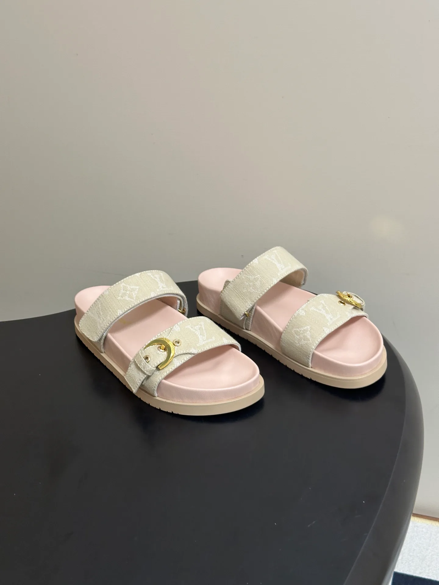 Шлепанцы Женские Louis Vuitton 18049598