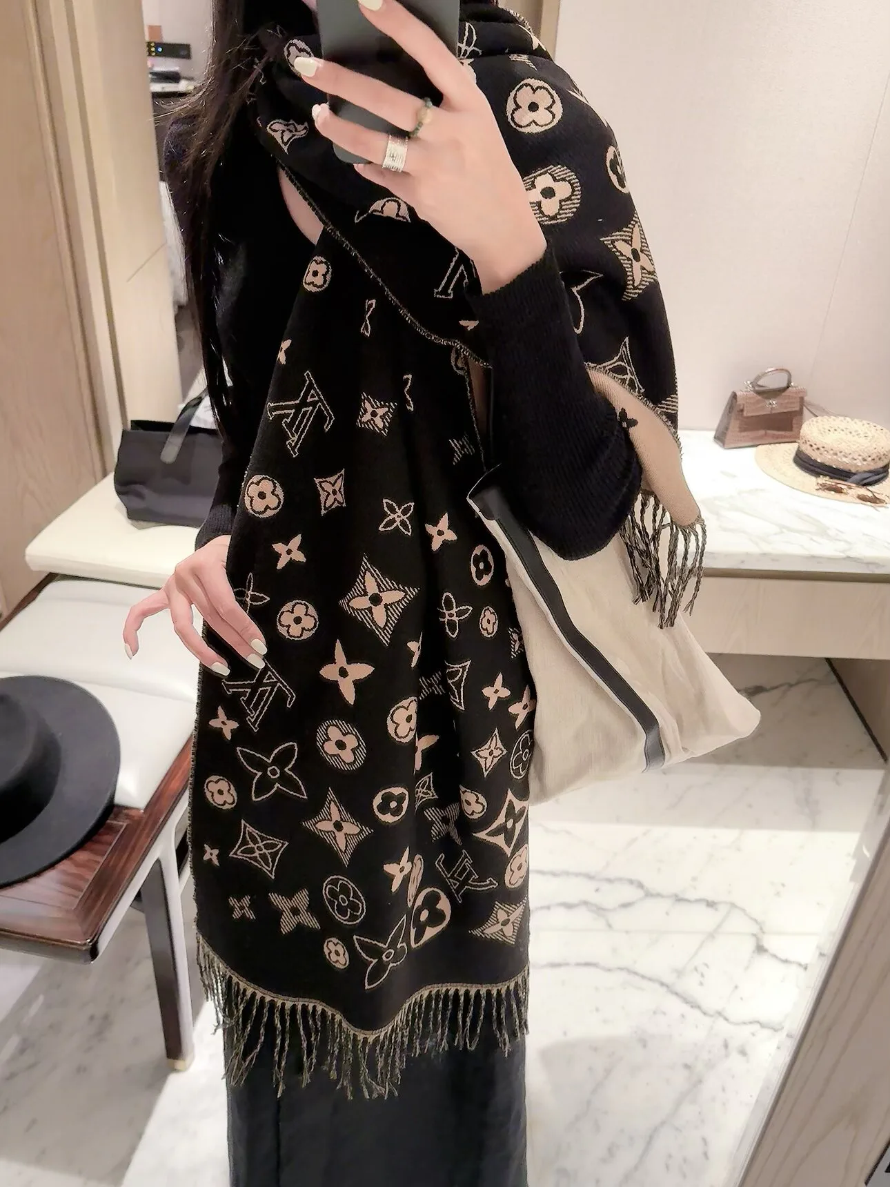 Шарфы Louis Vuitton 18377550