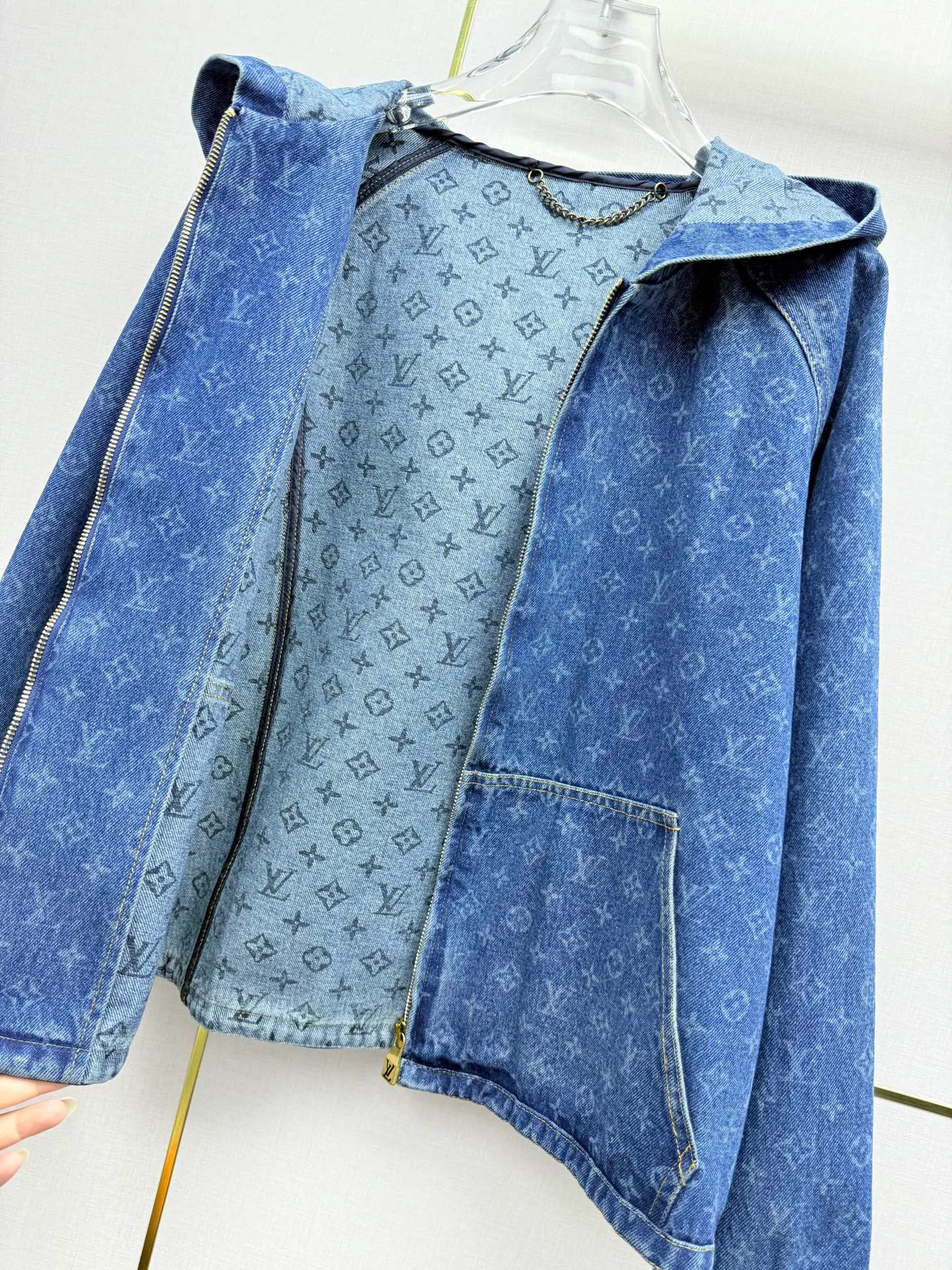 Куртки И Пуховики Женские Louis Vuitton 18348324
