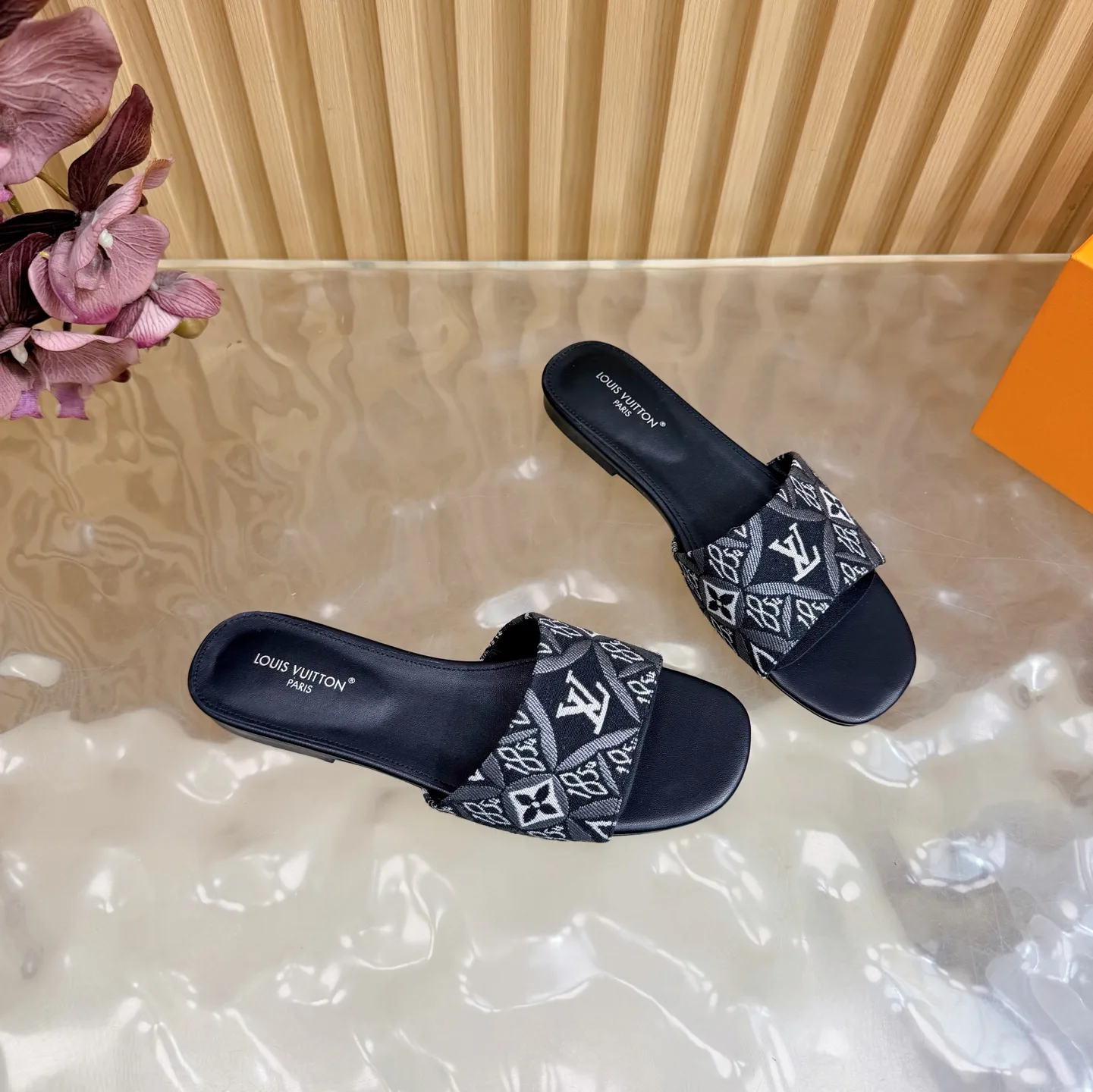 Шлепанцы Женские Louis Vuitton 3060191