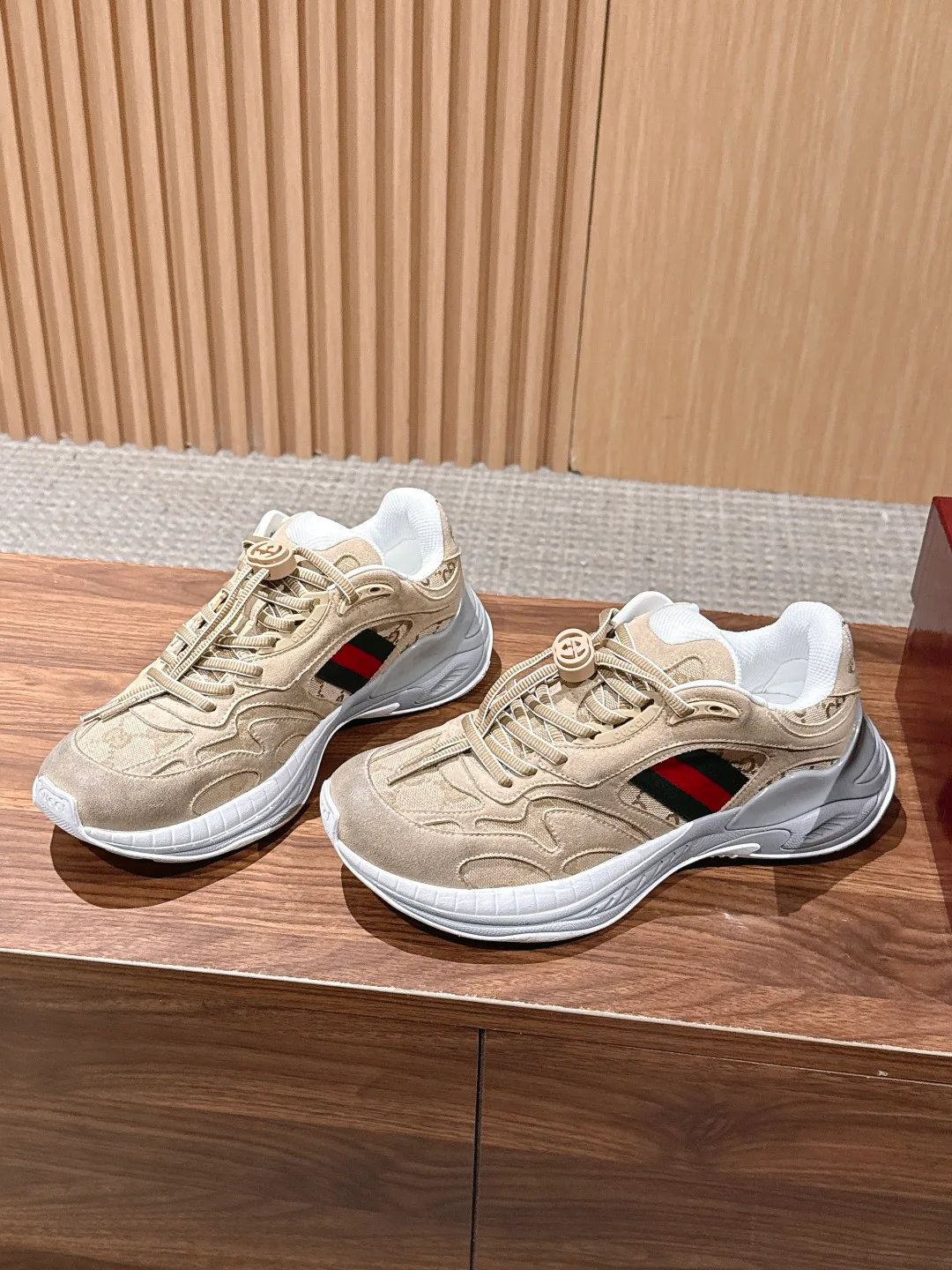 Кроссовки Женские Gucci 18889233