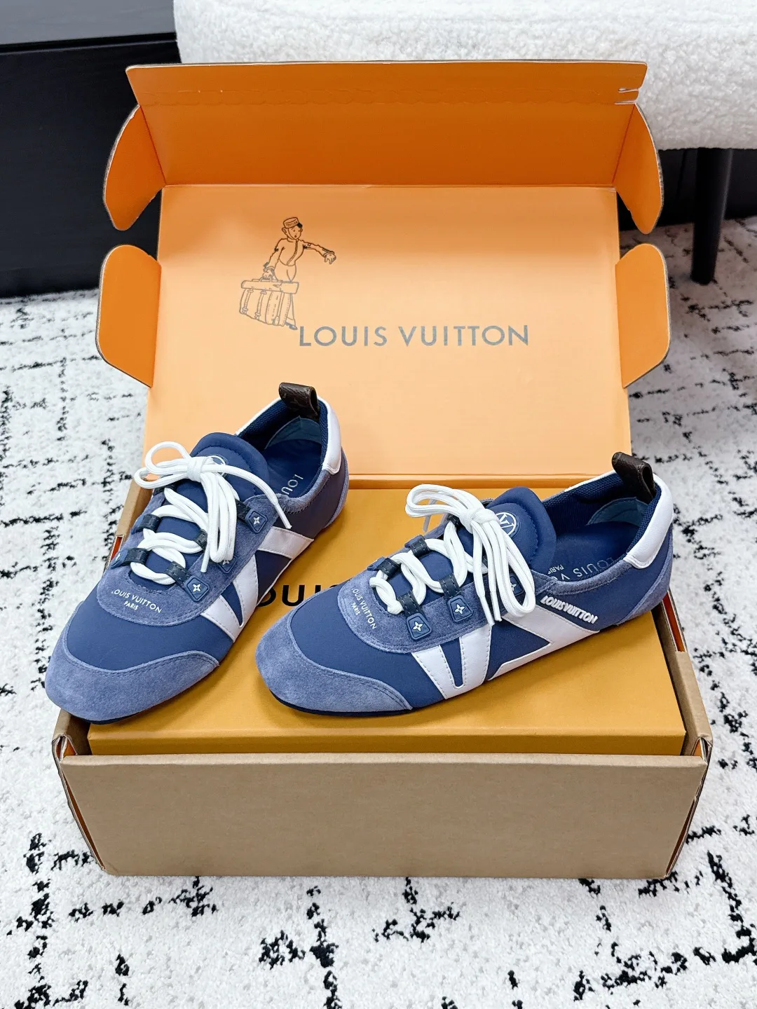 Кроссовки Женские Louis Vuitton 18409649