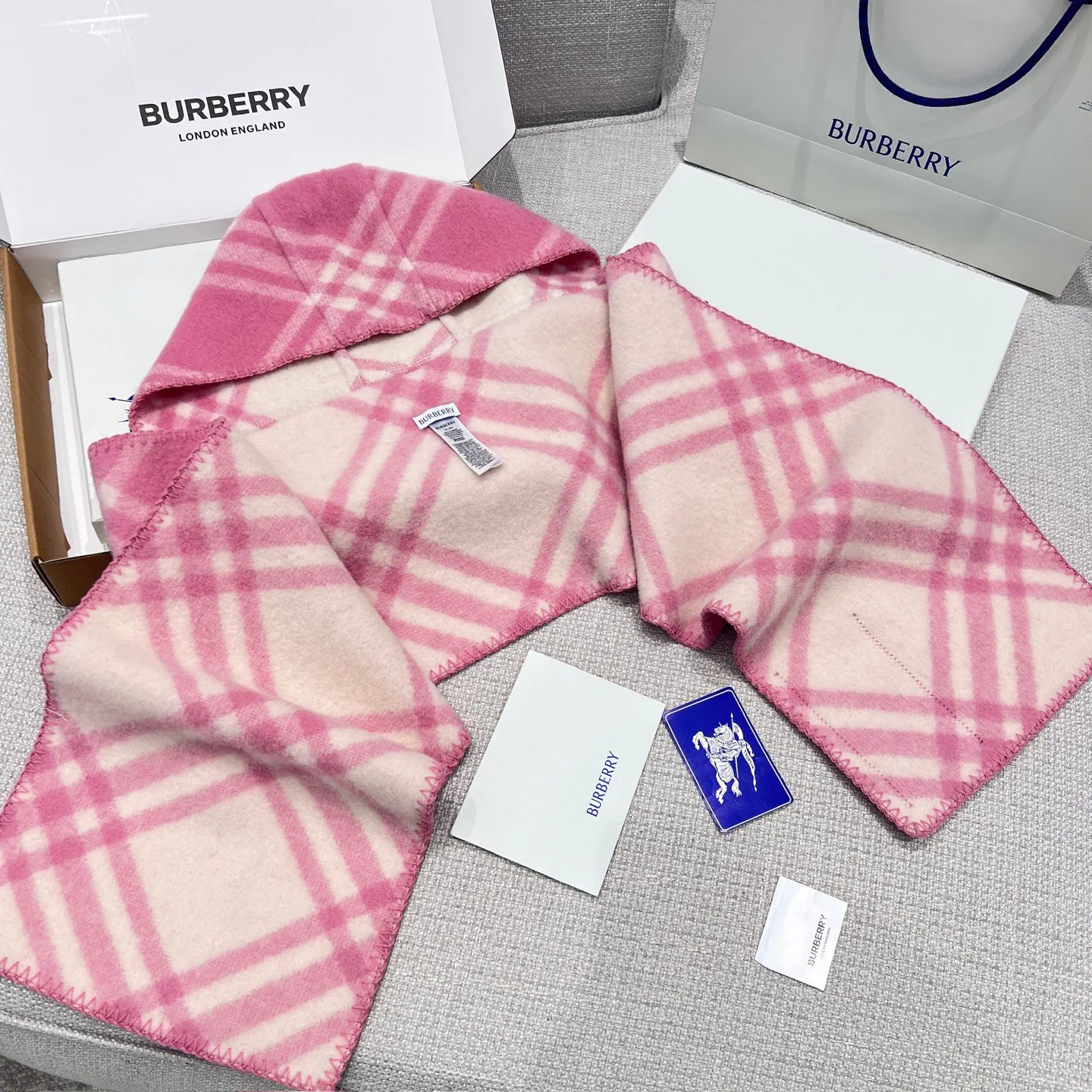 Шарфы Burberry 17945329