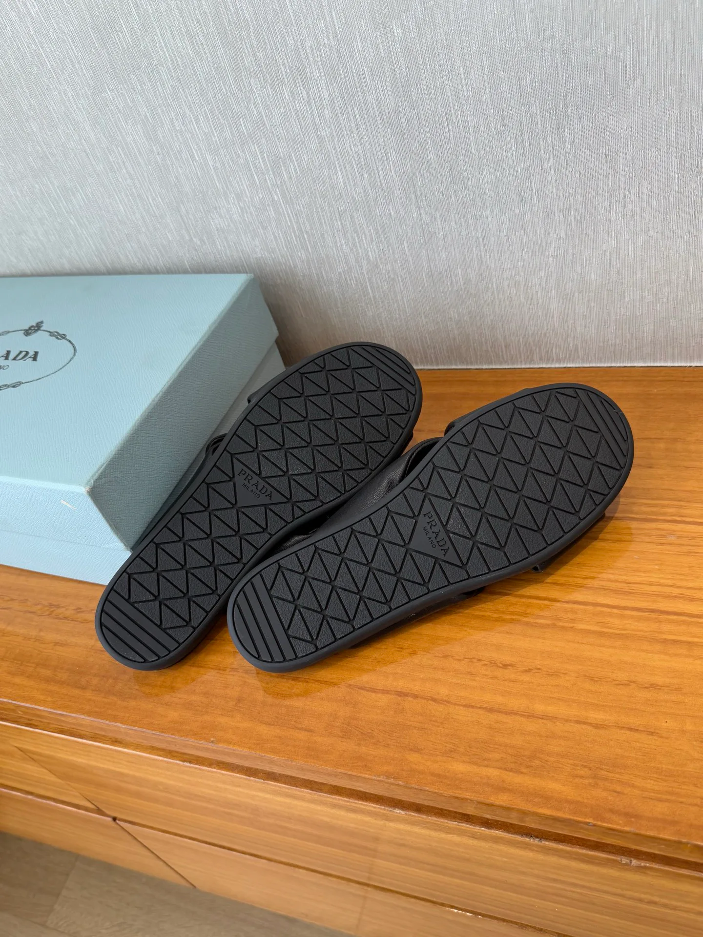 Шлепанцы Женские Prada 24682