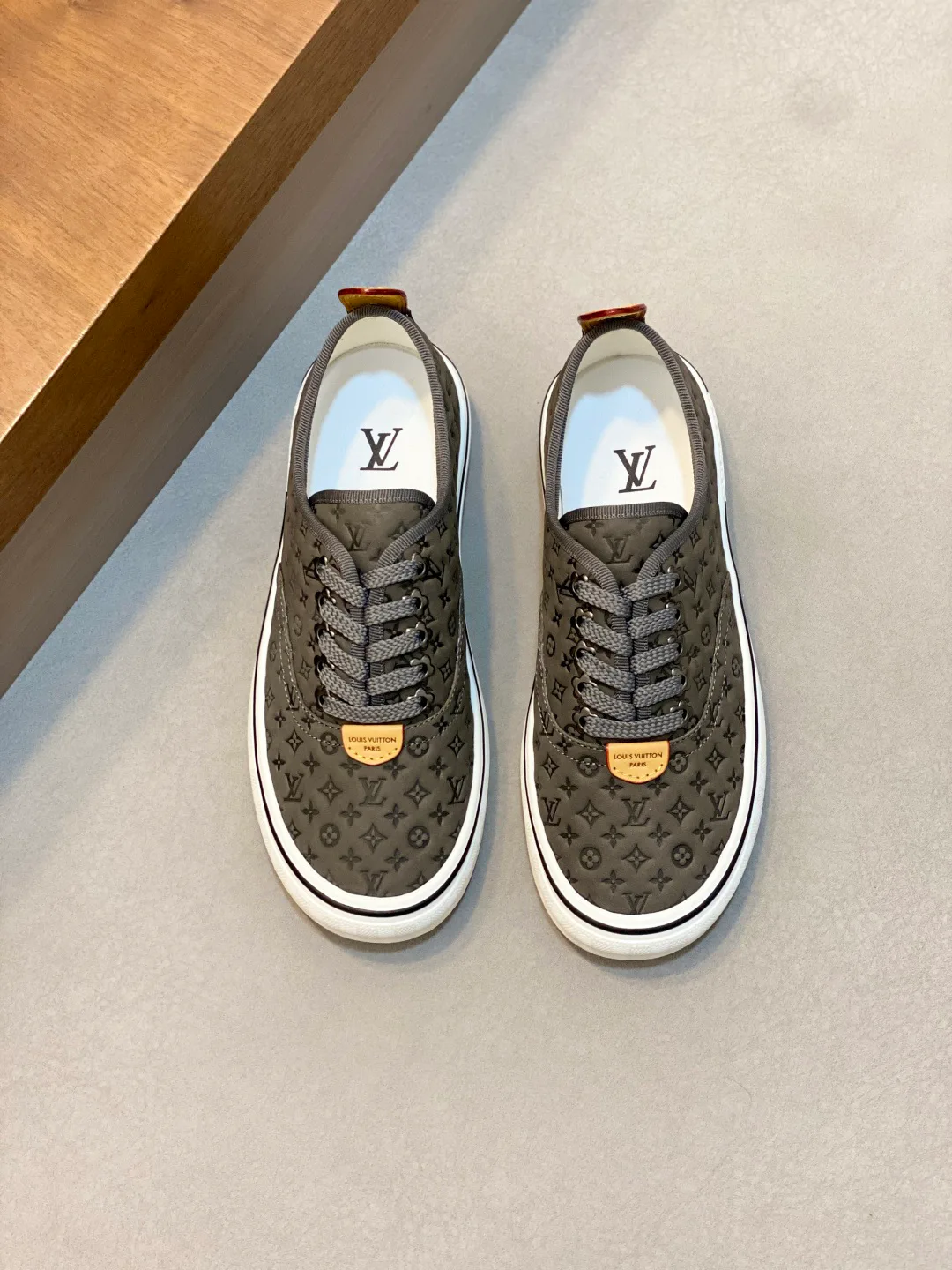 Кроссовки Мужские Louis Vuitton 18707524