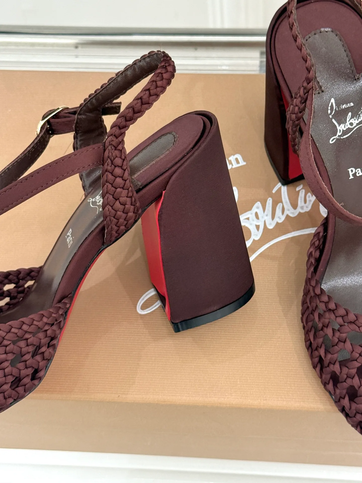 Босоножки Женские Christian Louboutin 19367920