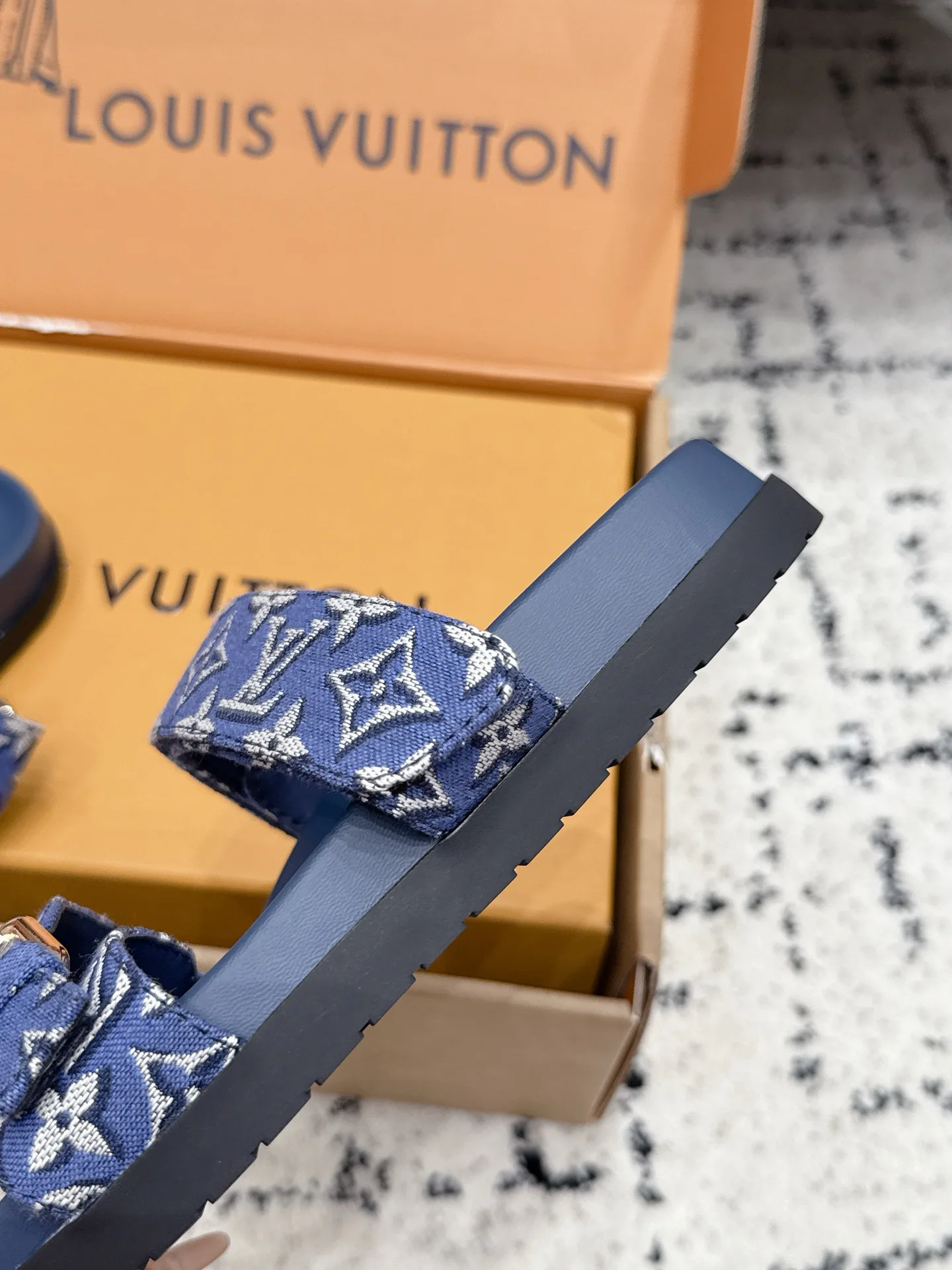 Шлепанцы Женские Louis Vuitton 17522808