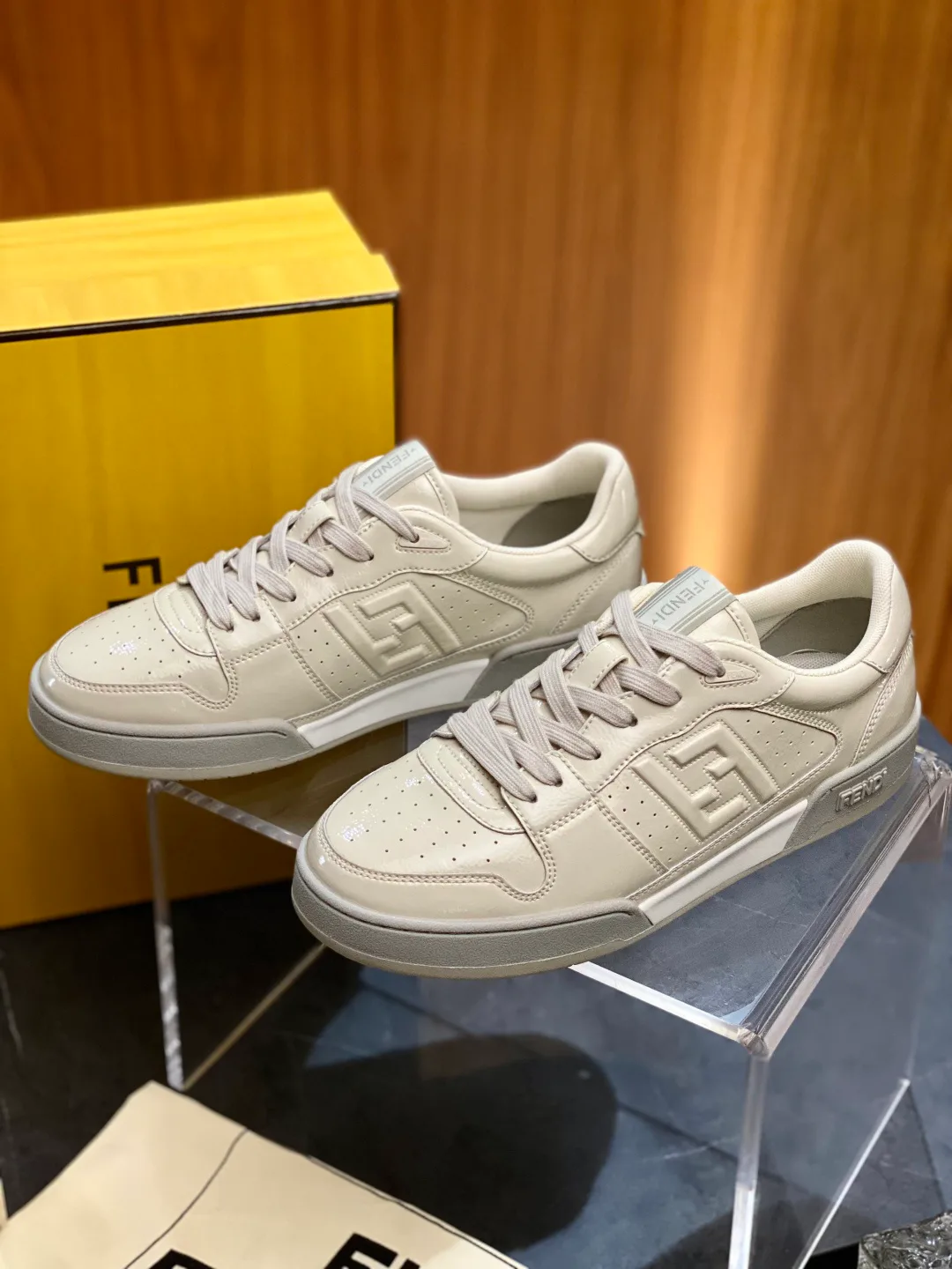 Кроссовки Женские Fendi 18119372