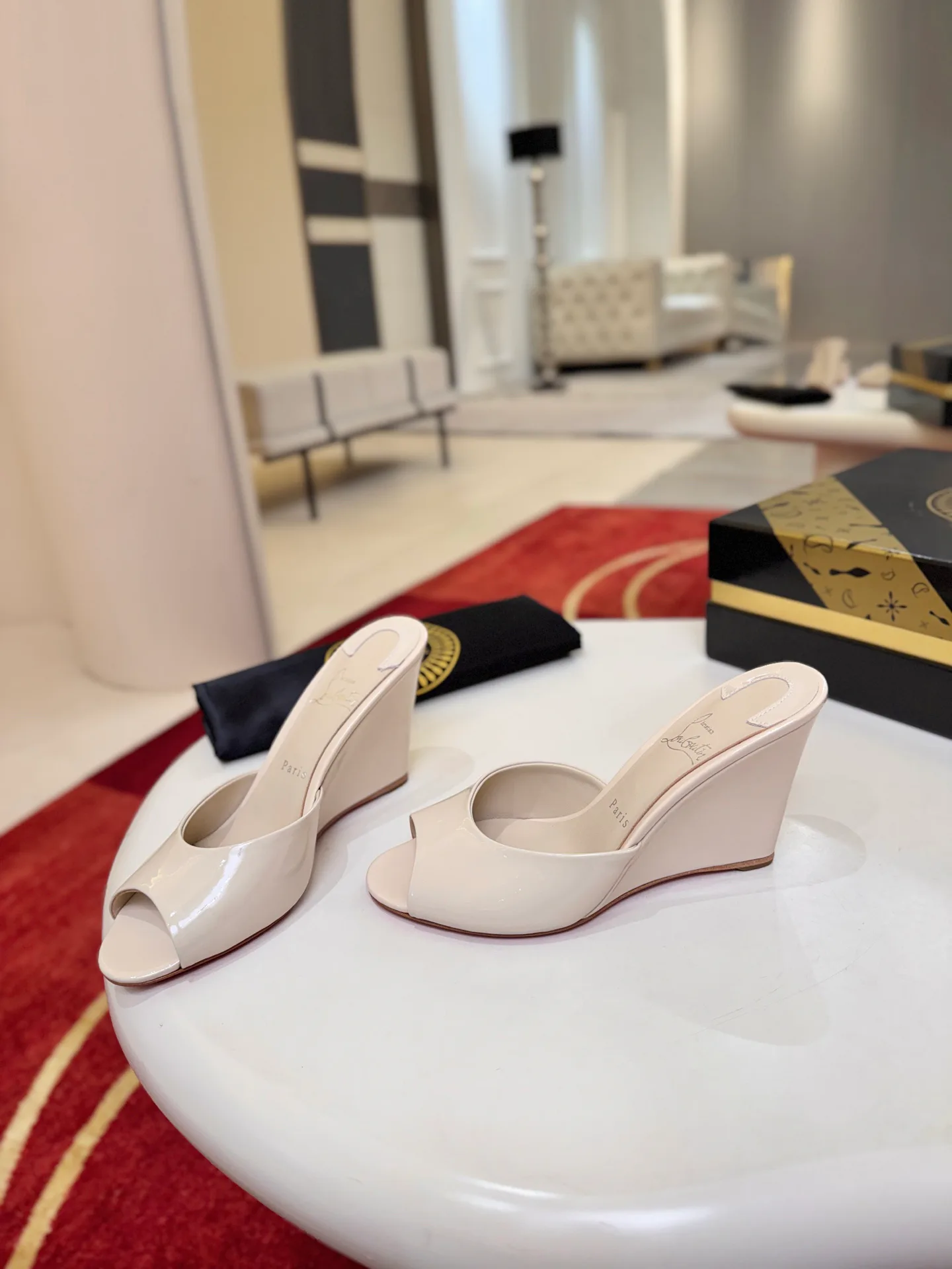 Босоножки Женские Christian Louboutin 18500931