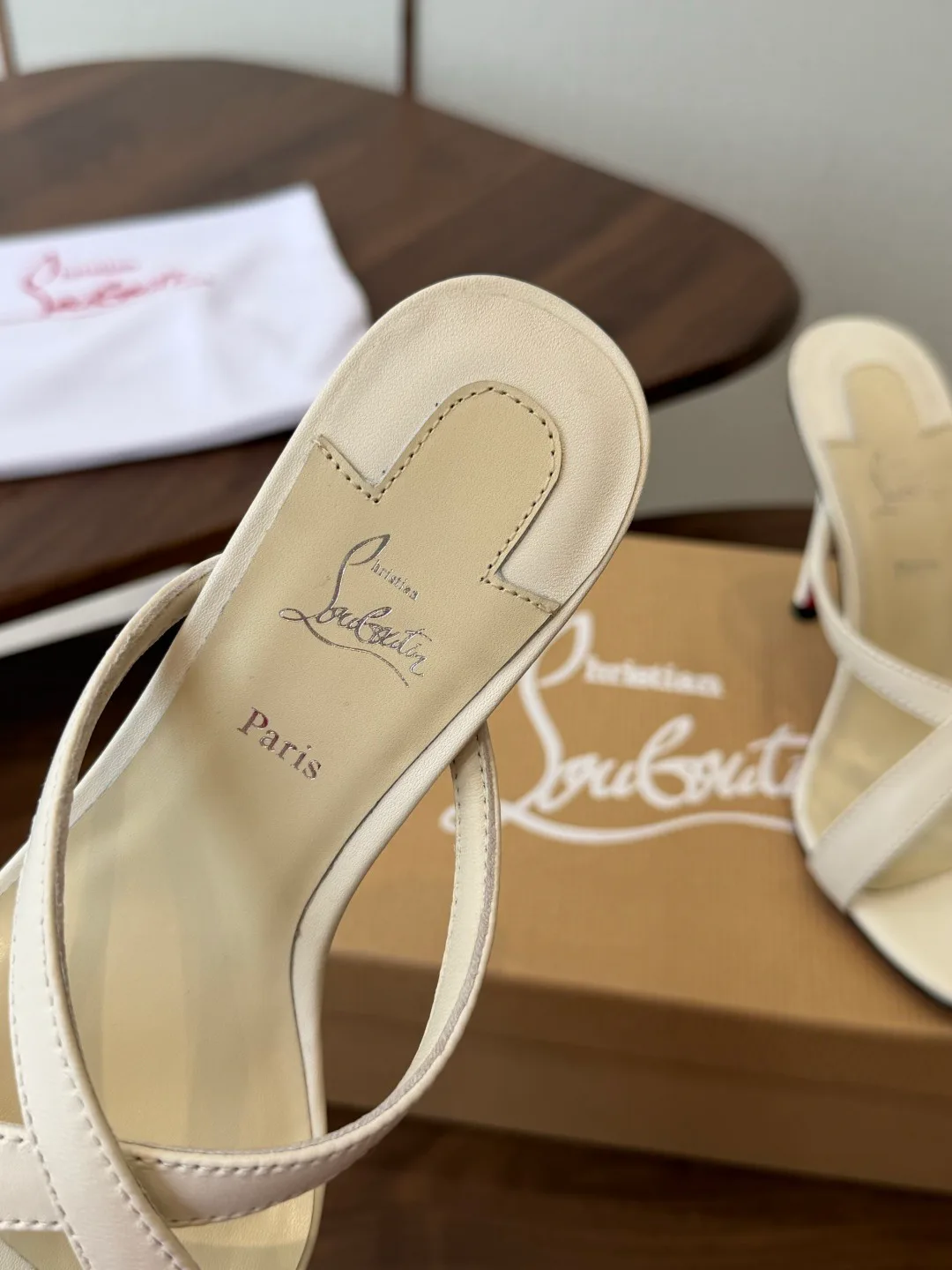 Босоножки Женские Christian Louboutin 18183090