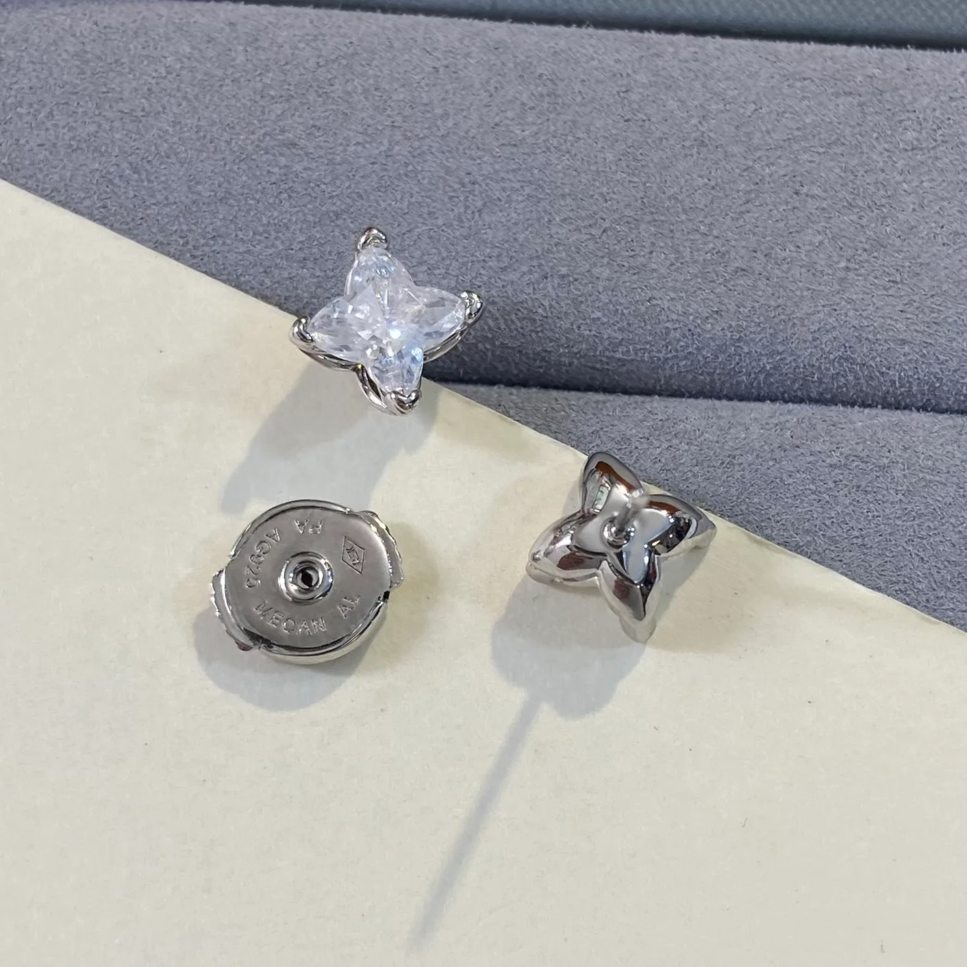 Бижутерия Louis Vuitton 18454042