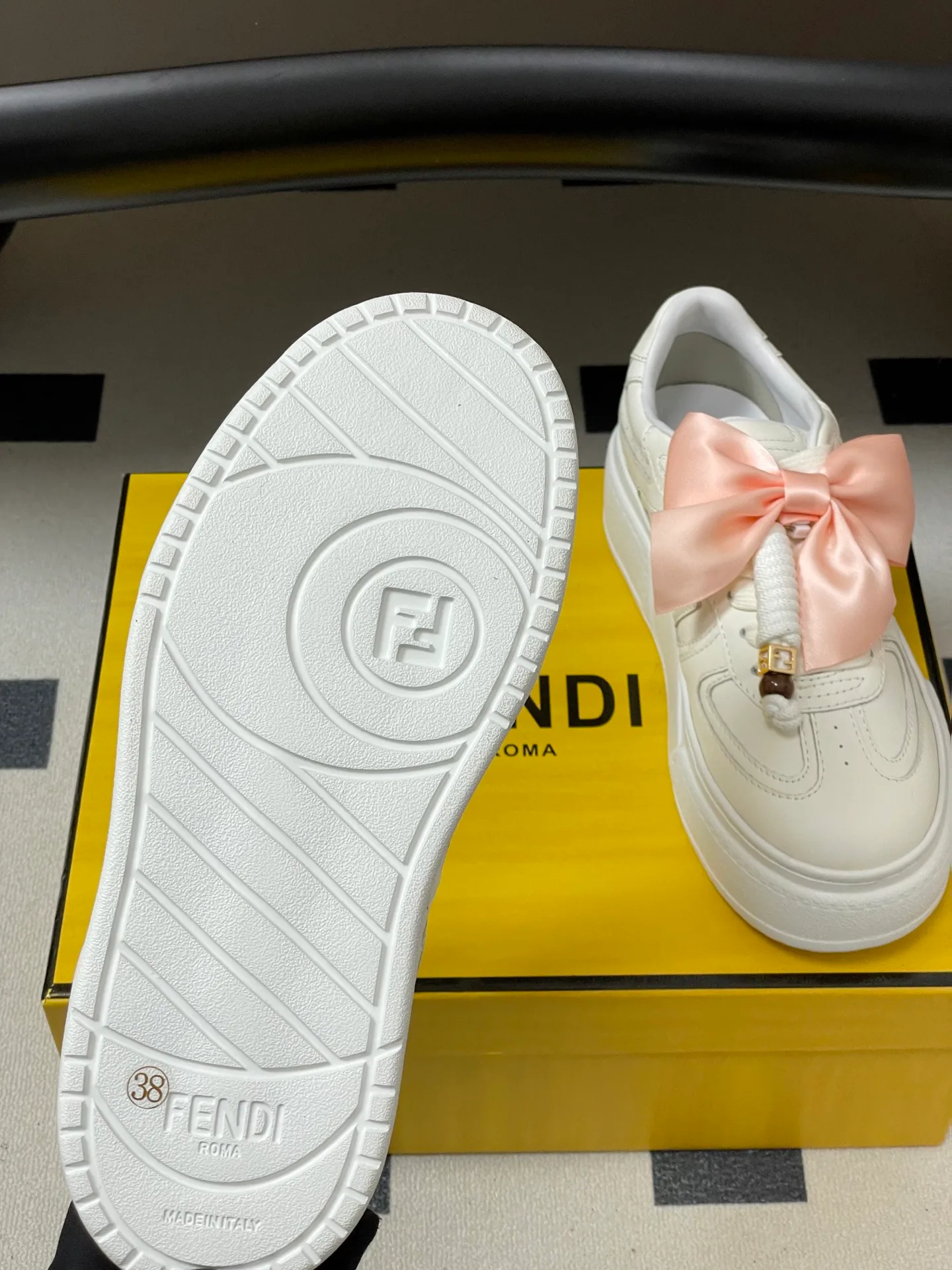 Кроссовки Женские Fendi 18534374