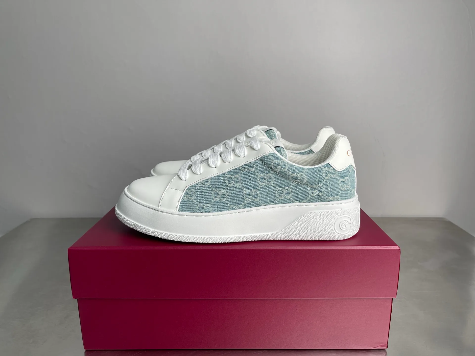 Кроссовки Женские Gucci 18950918