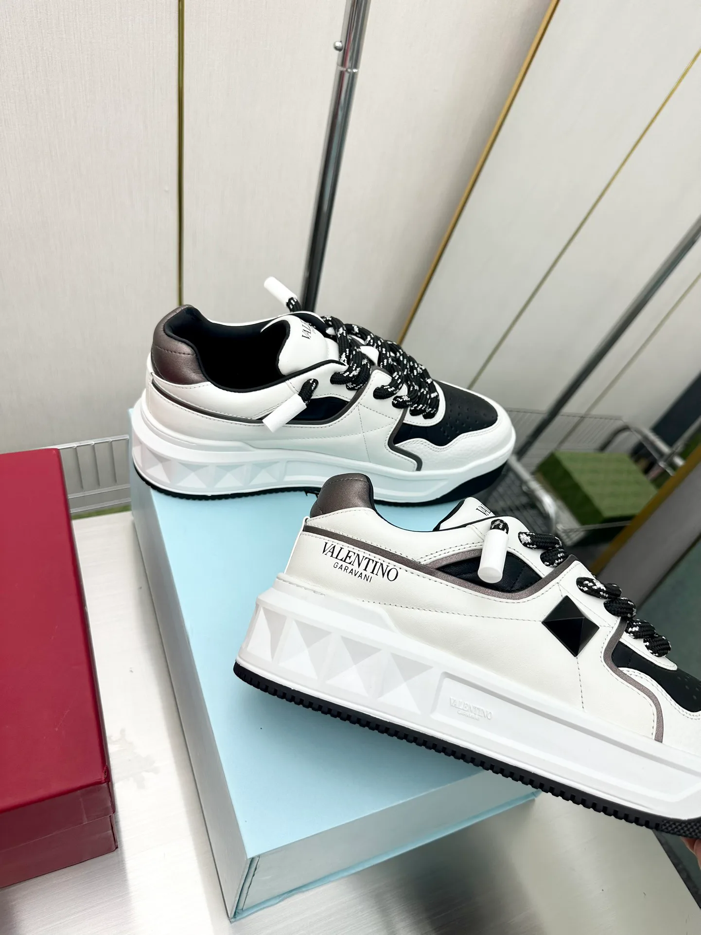 Кроссовки Женские Valentino 17955024