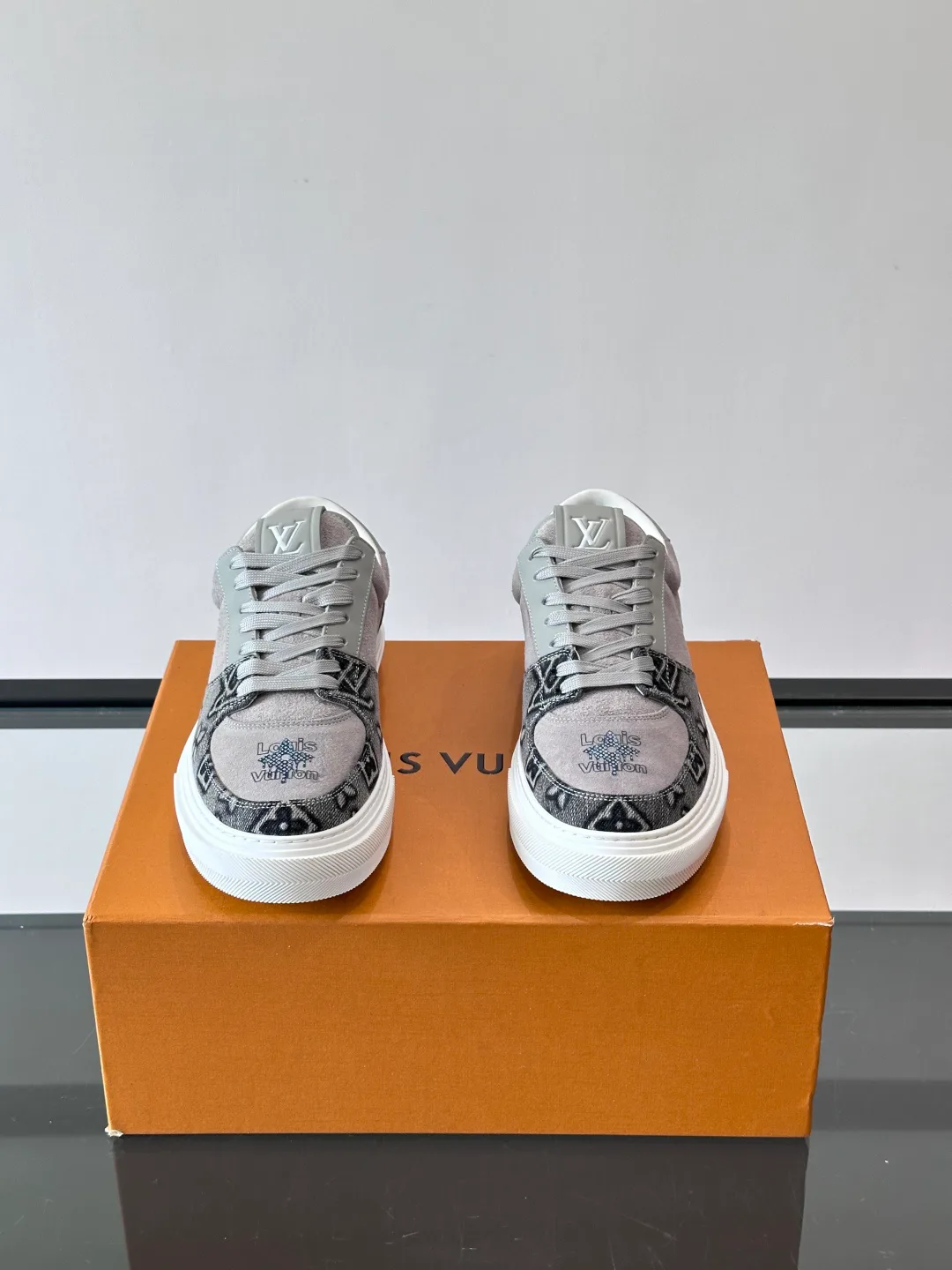 Кроссовки Женские Louis Vuitton 17037735